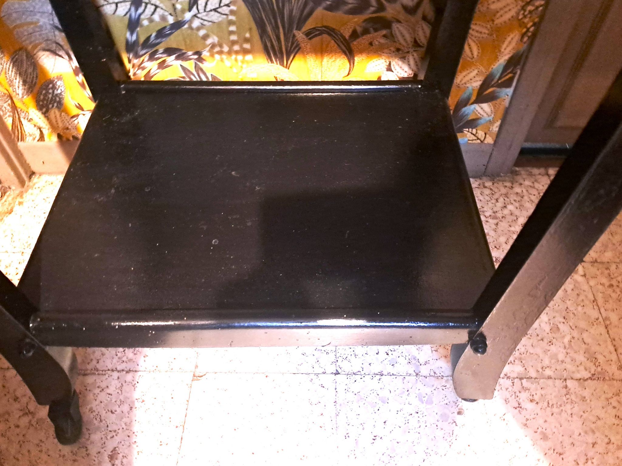 Table d'appoint, style Art Déco Console à roulettes bois noir vernissé 1940