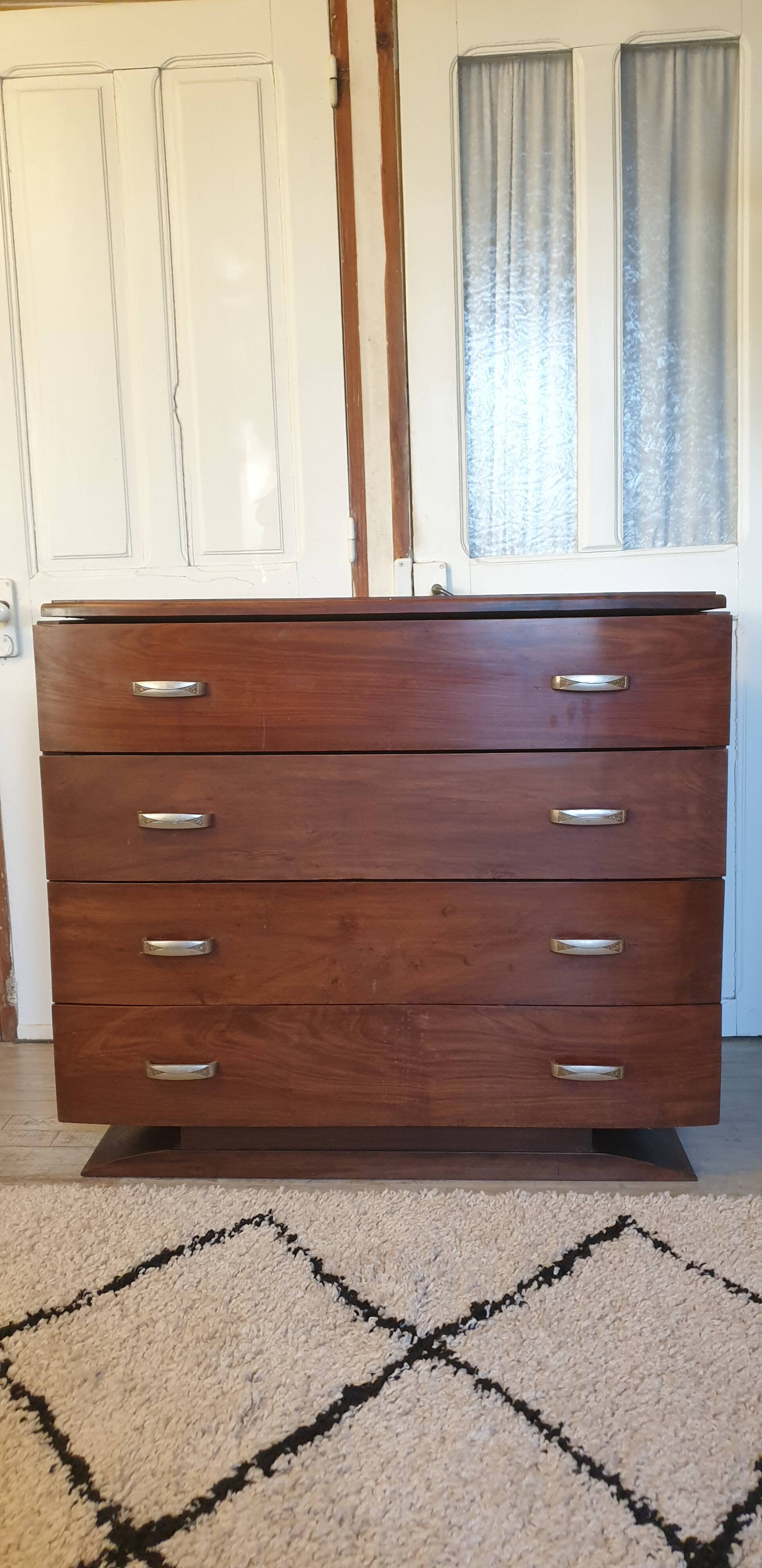 Walnut chest of drawers