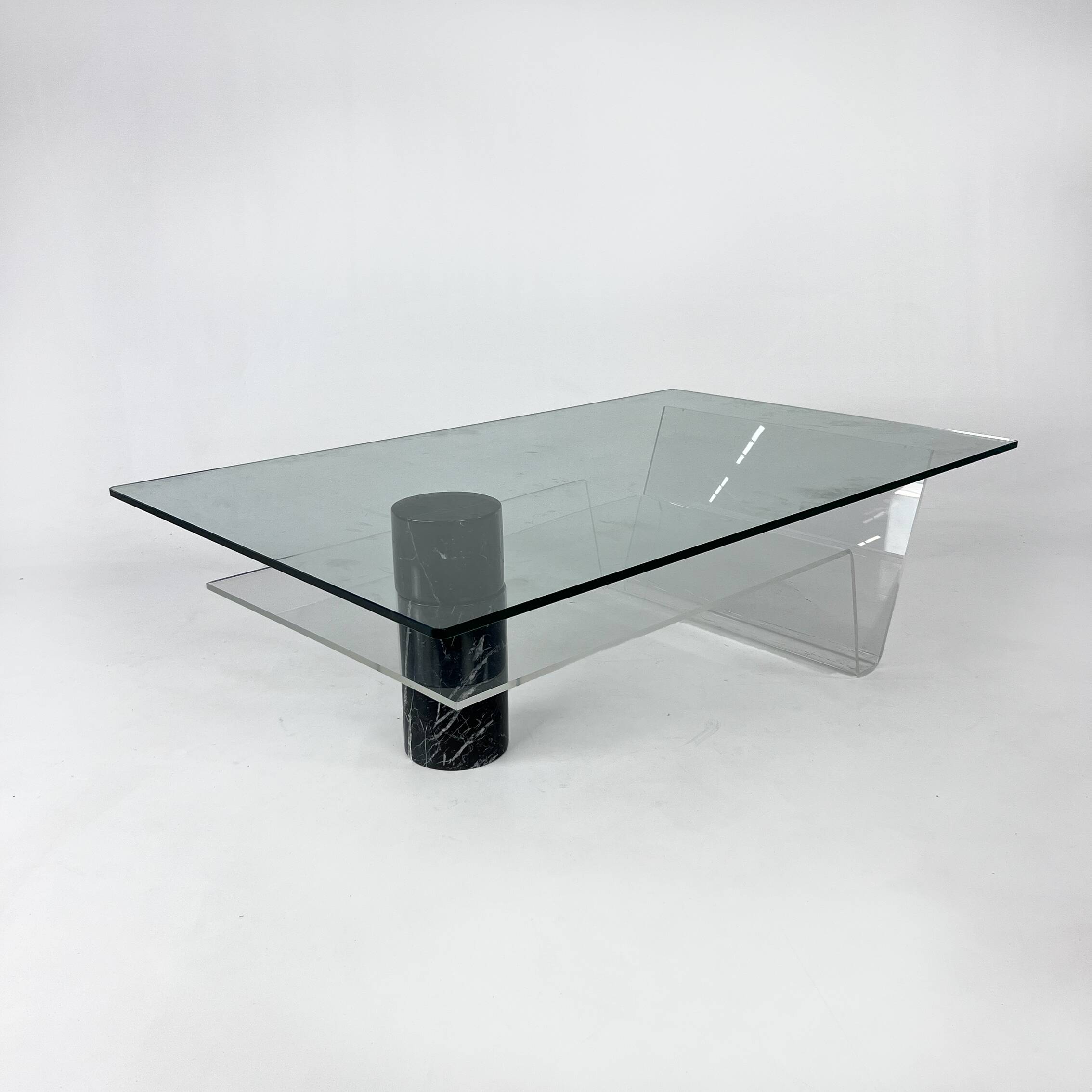 Table basse postmoderne italienne en marbre et verre, années 1990