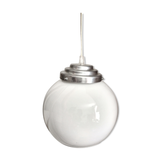 Ancienne suspension des années 40, globe opaline blanche