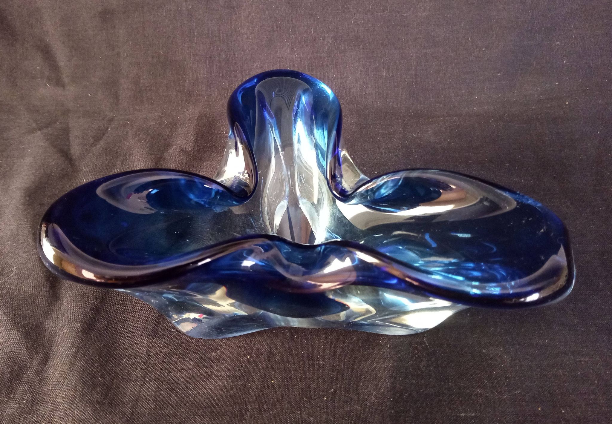 Trilobed ashtray in blue crystal