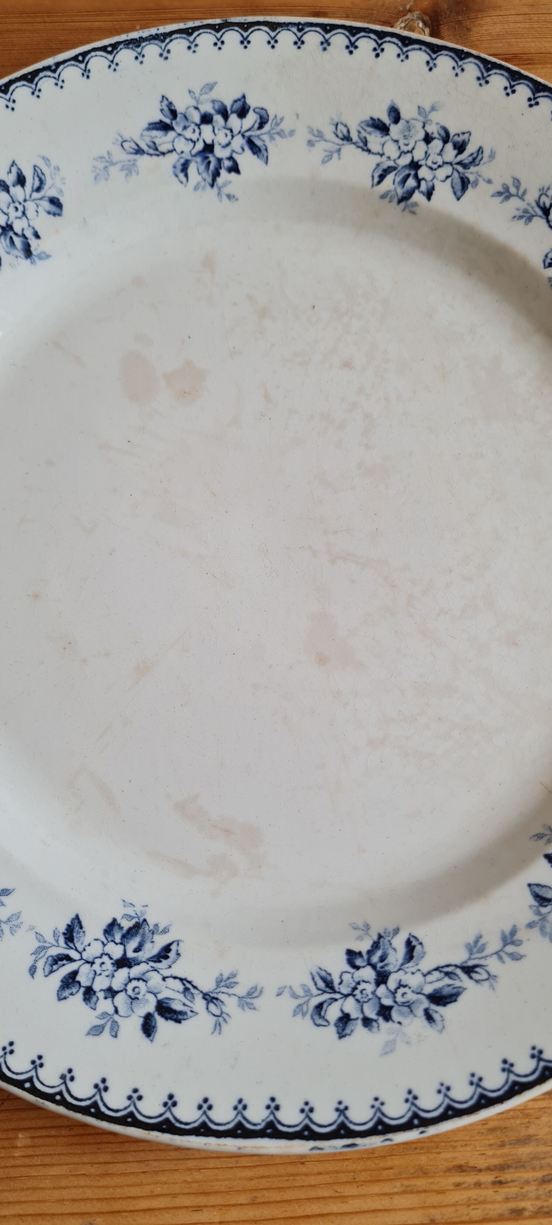 Serving dish in iron earth