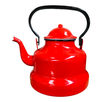 Kettle in red vintage enamelled sheet metal