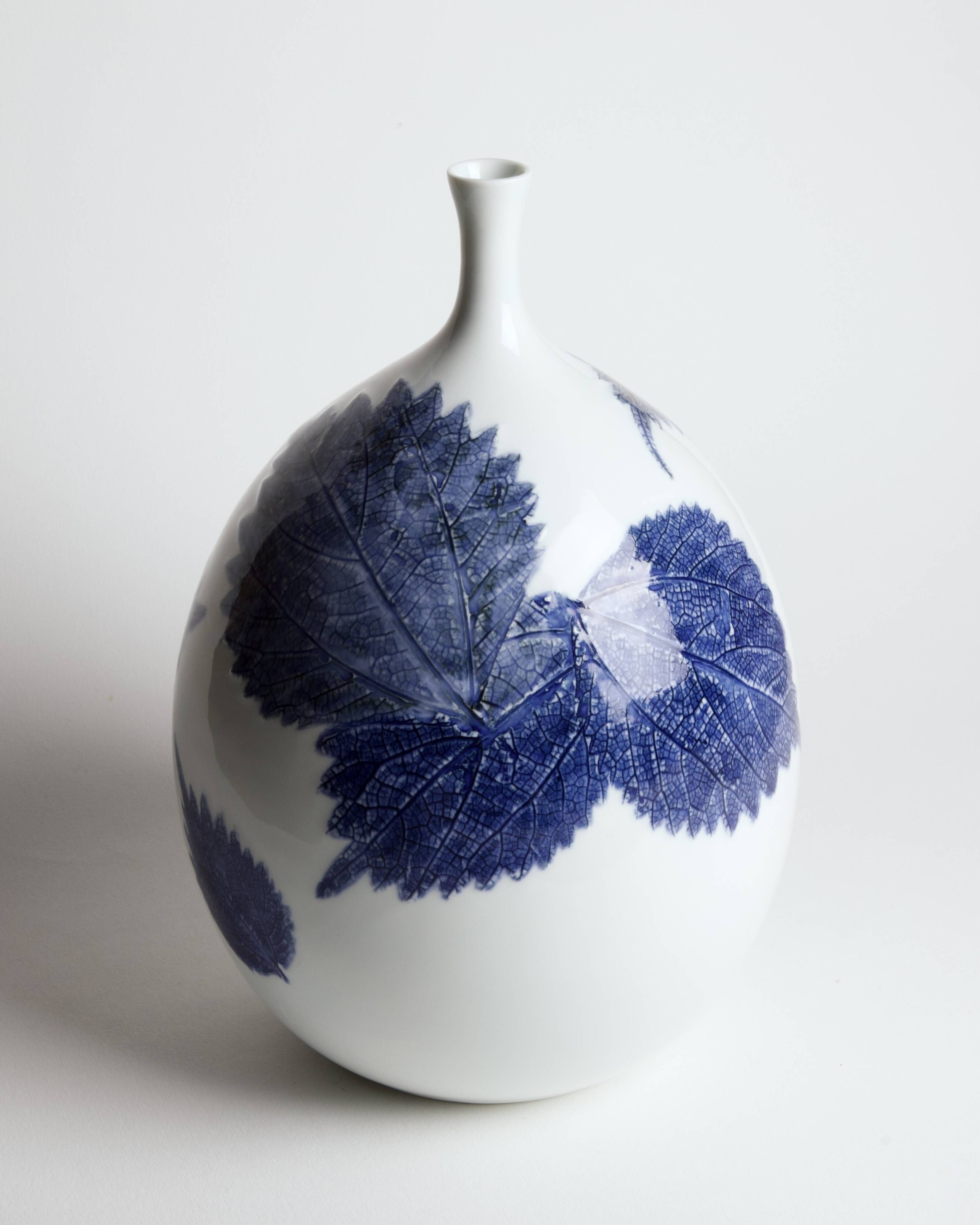 Porcelain vase by Fujii Shumei: Summer breeze in the foliage