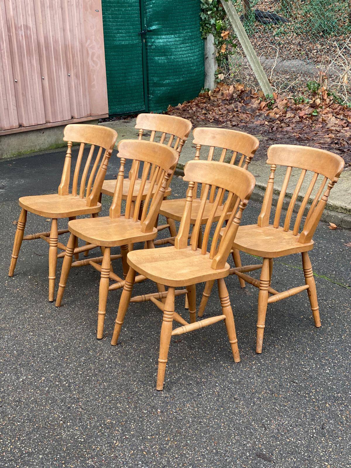 6 Windsor restaurant-style chairs from the 1980s in solid wood.