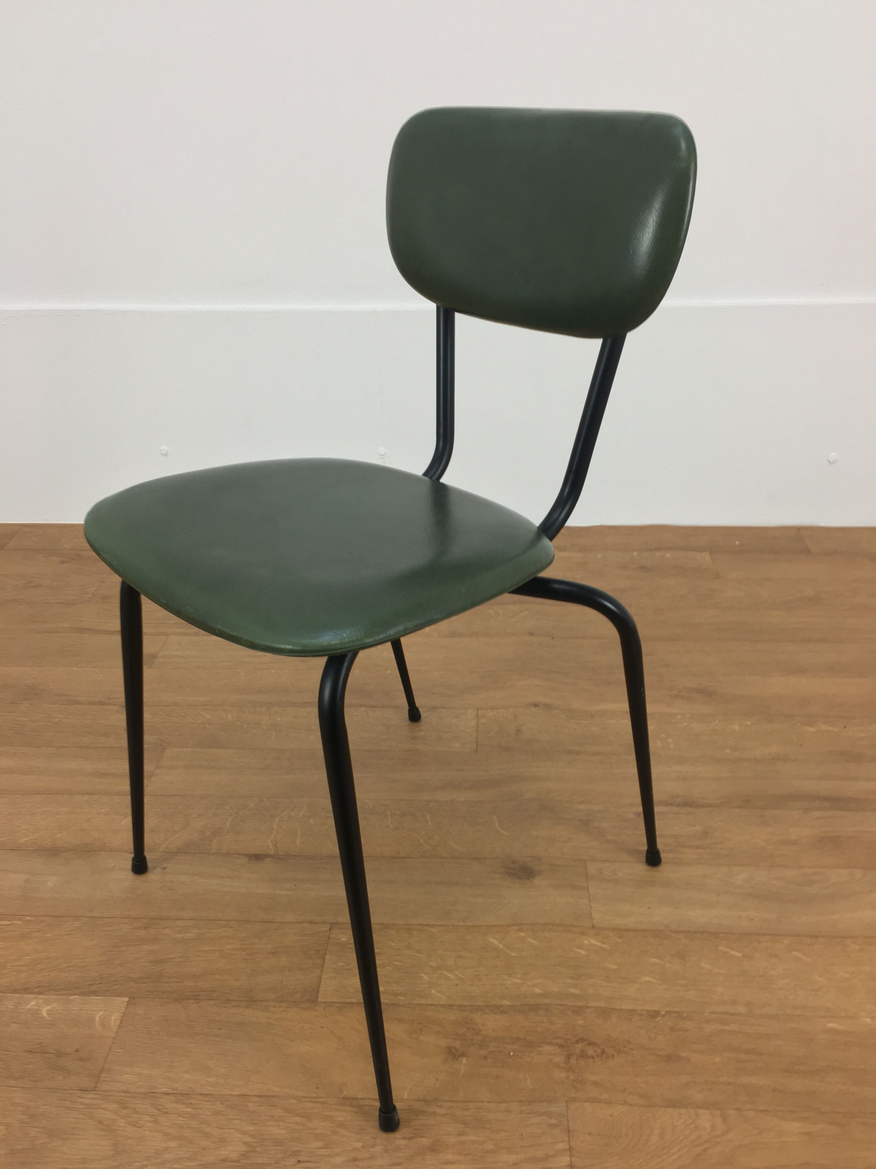 Set de 4 chaises années 50, métal et skaï vert
