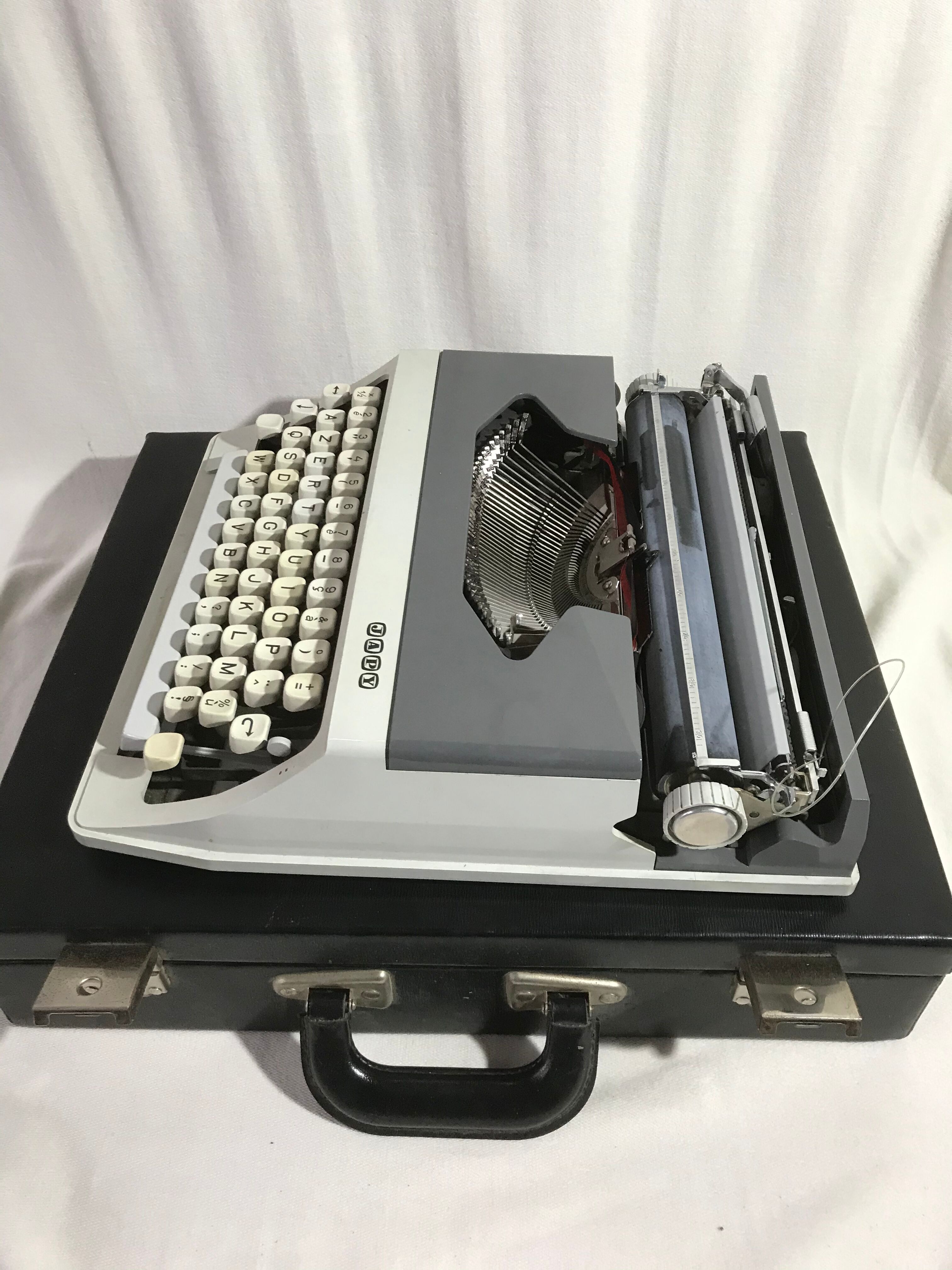 Former HJapy white metal writing machine - grey - vintage black malle