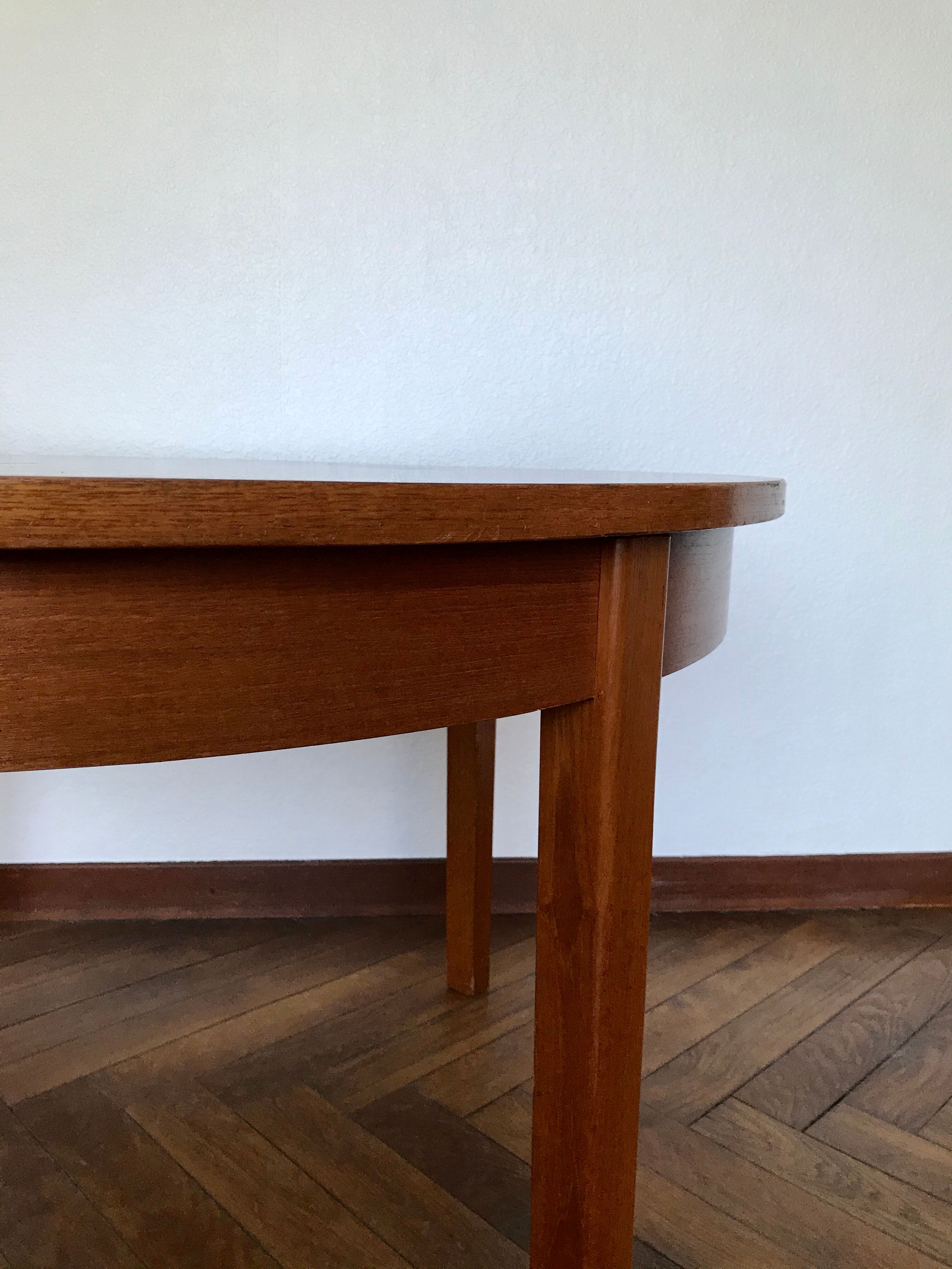 Round and expandable dining table, year 70