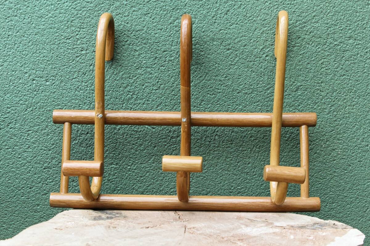 Wall-mounted coat rack in curved wood, 3 hooks