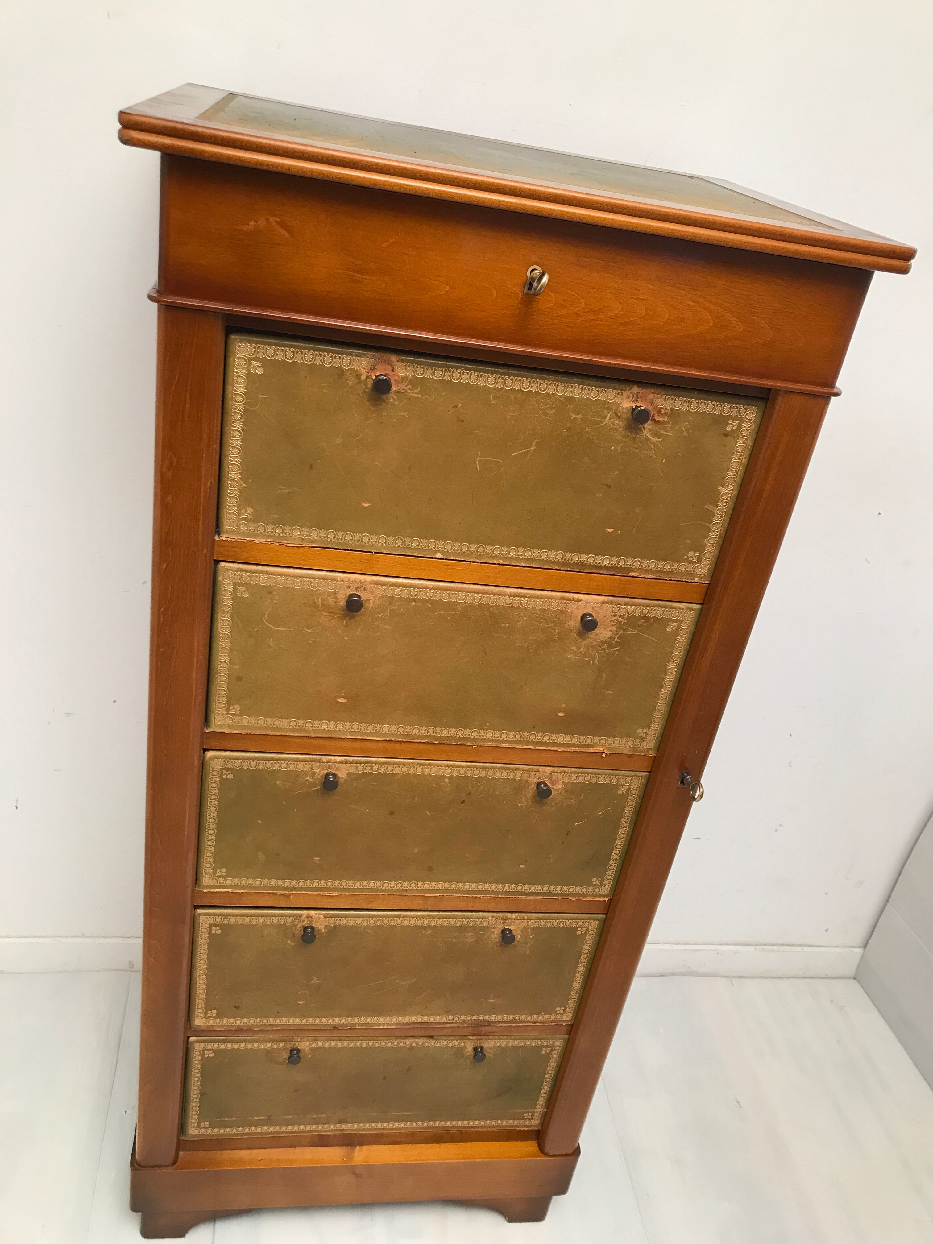 Cardboard maker Louis Philippe