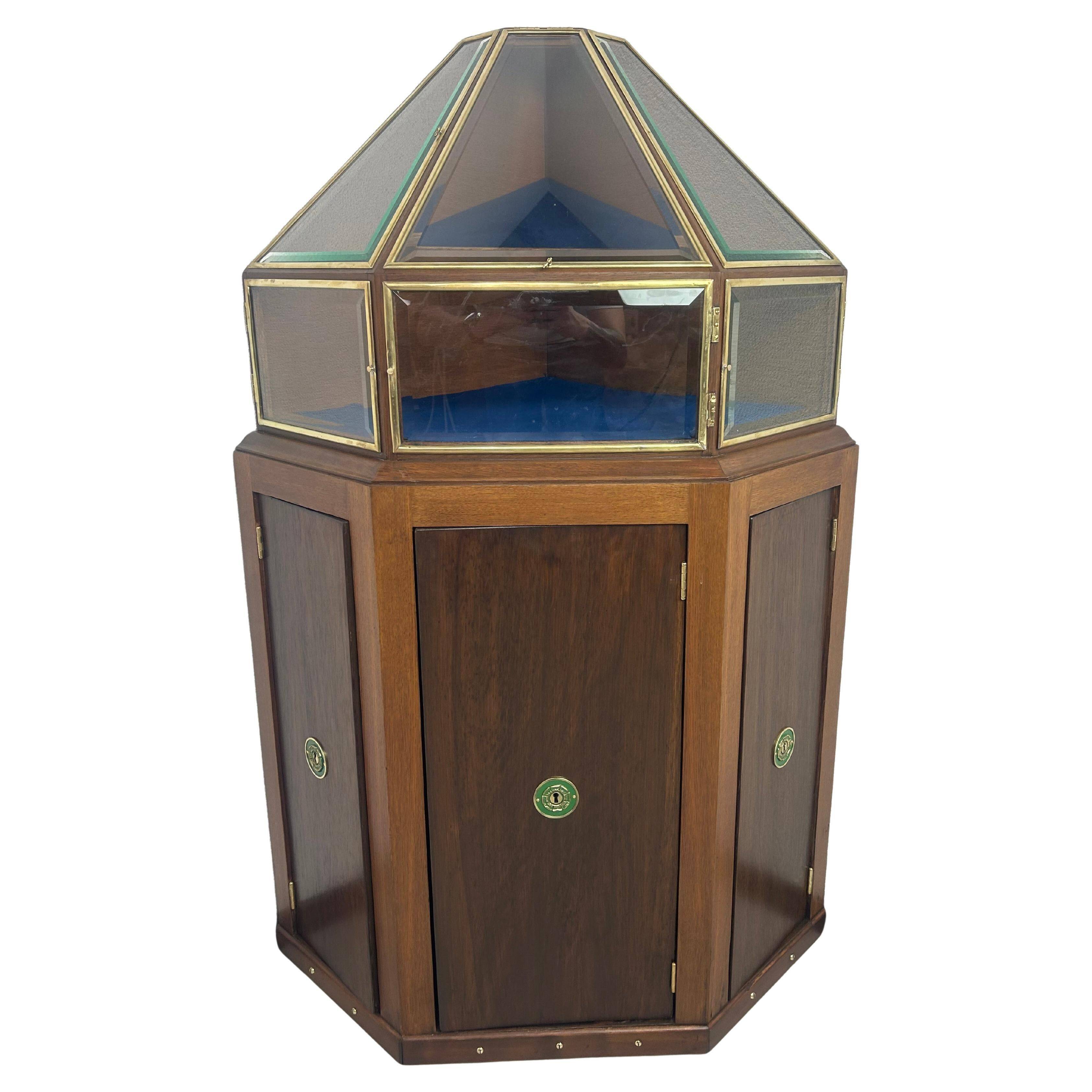 Vitrine d'exposition pour bijoux art nouveau pyramidale d'angle