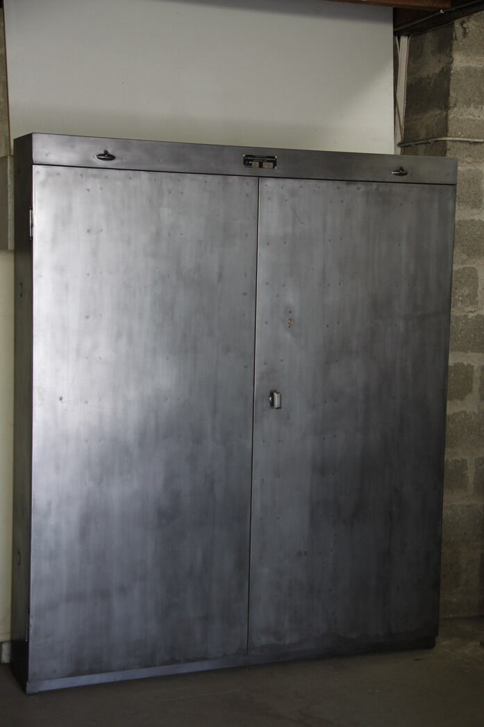 Armoire industrielle de faible profondeur en métal de 1964 Selency