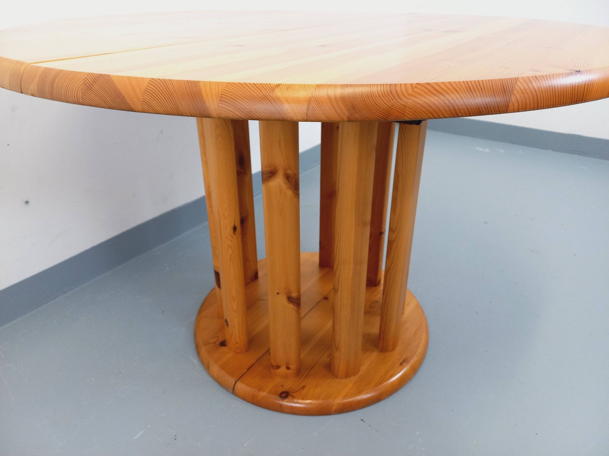 Table à manger ronde scandinave vintage style Rainer Daumiller en pin