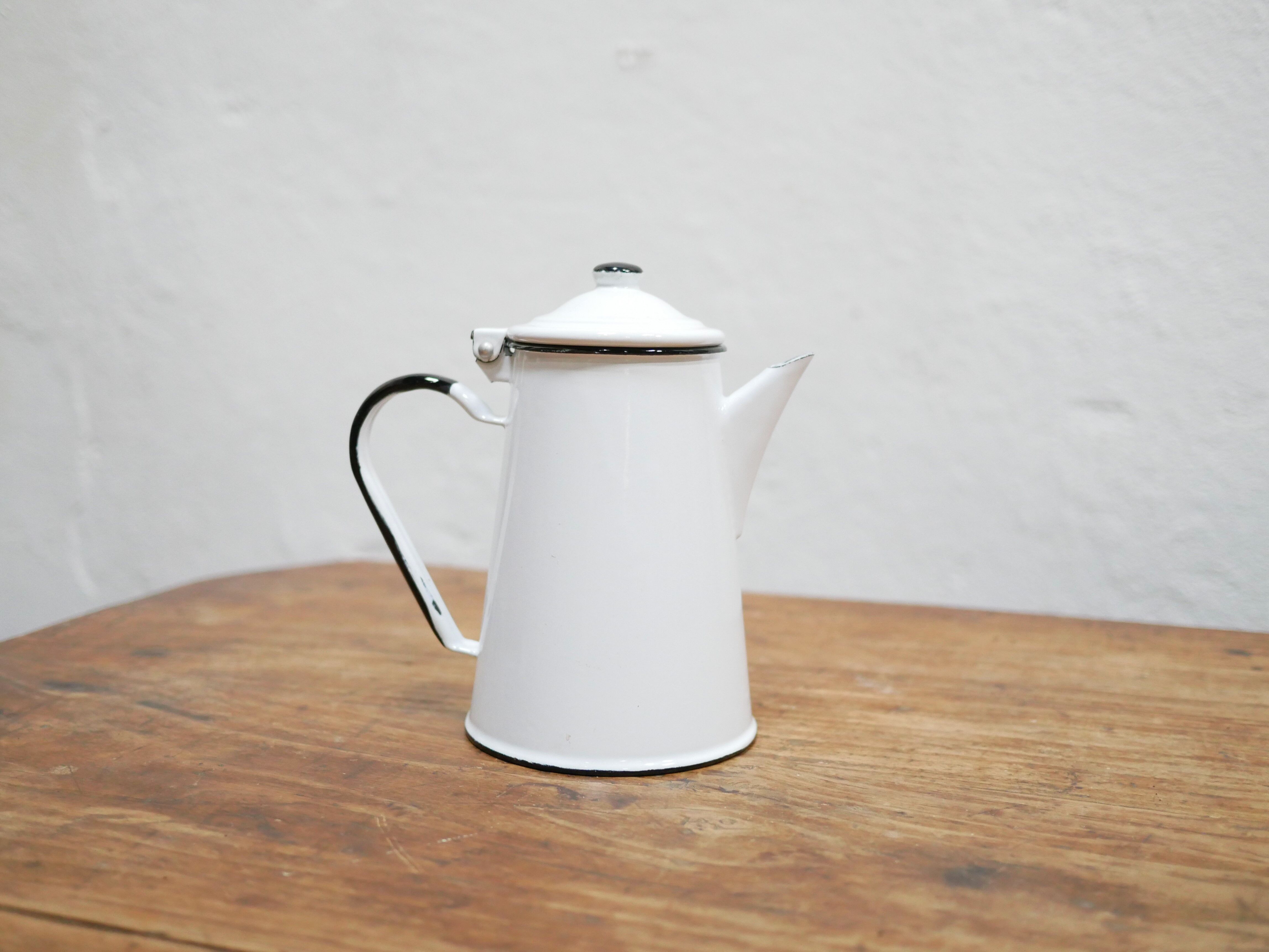 Vintage tea maker in enamelled sheet metal