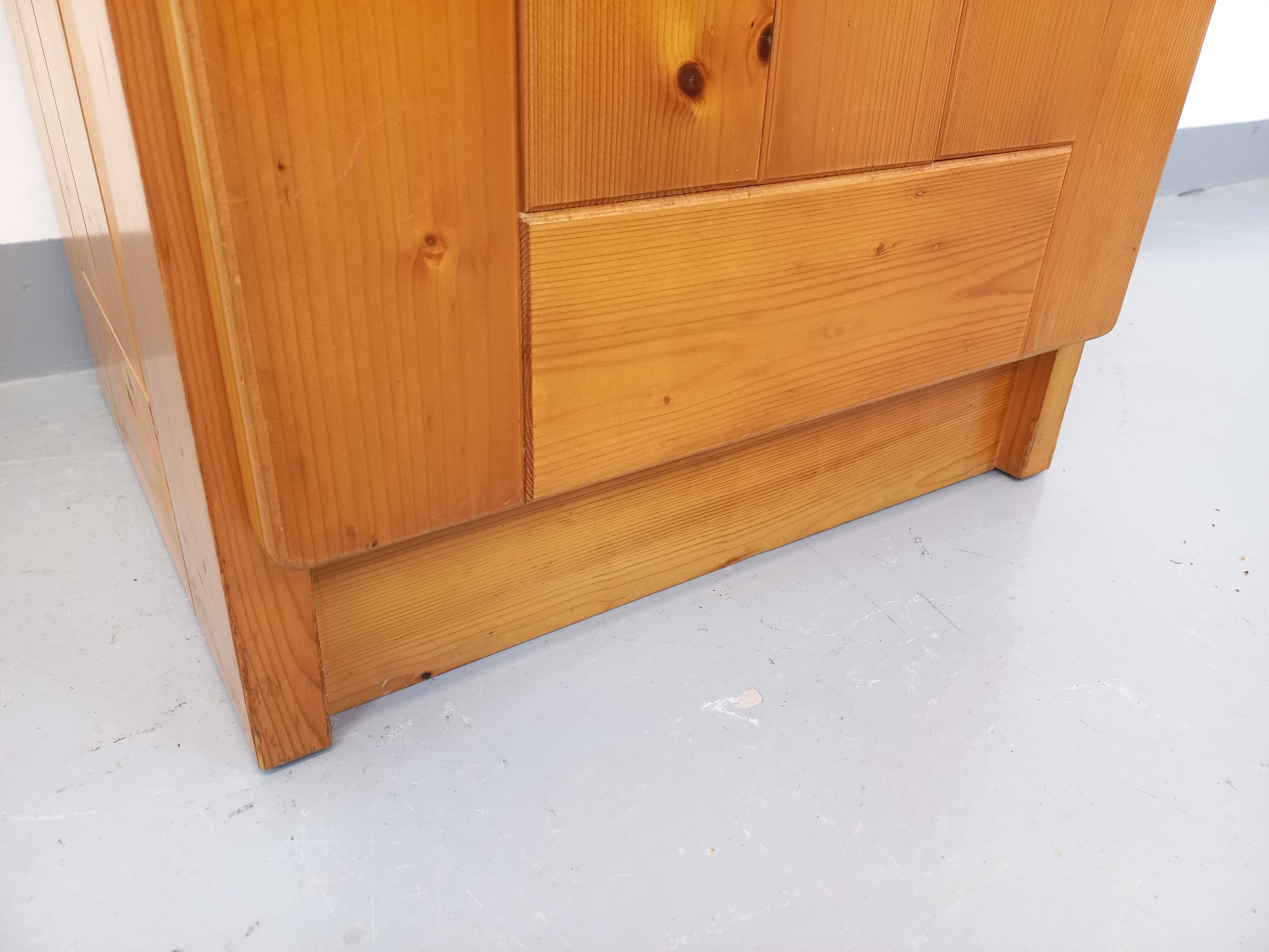 Meuble de rangement sélectionné par Charlotte Perriand Les Arcs vintage en pin des années 60 70