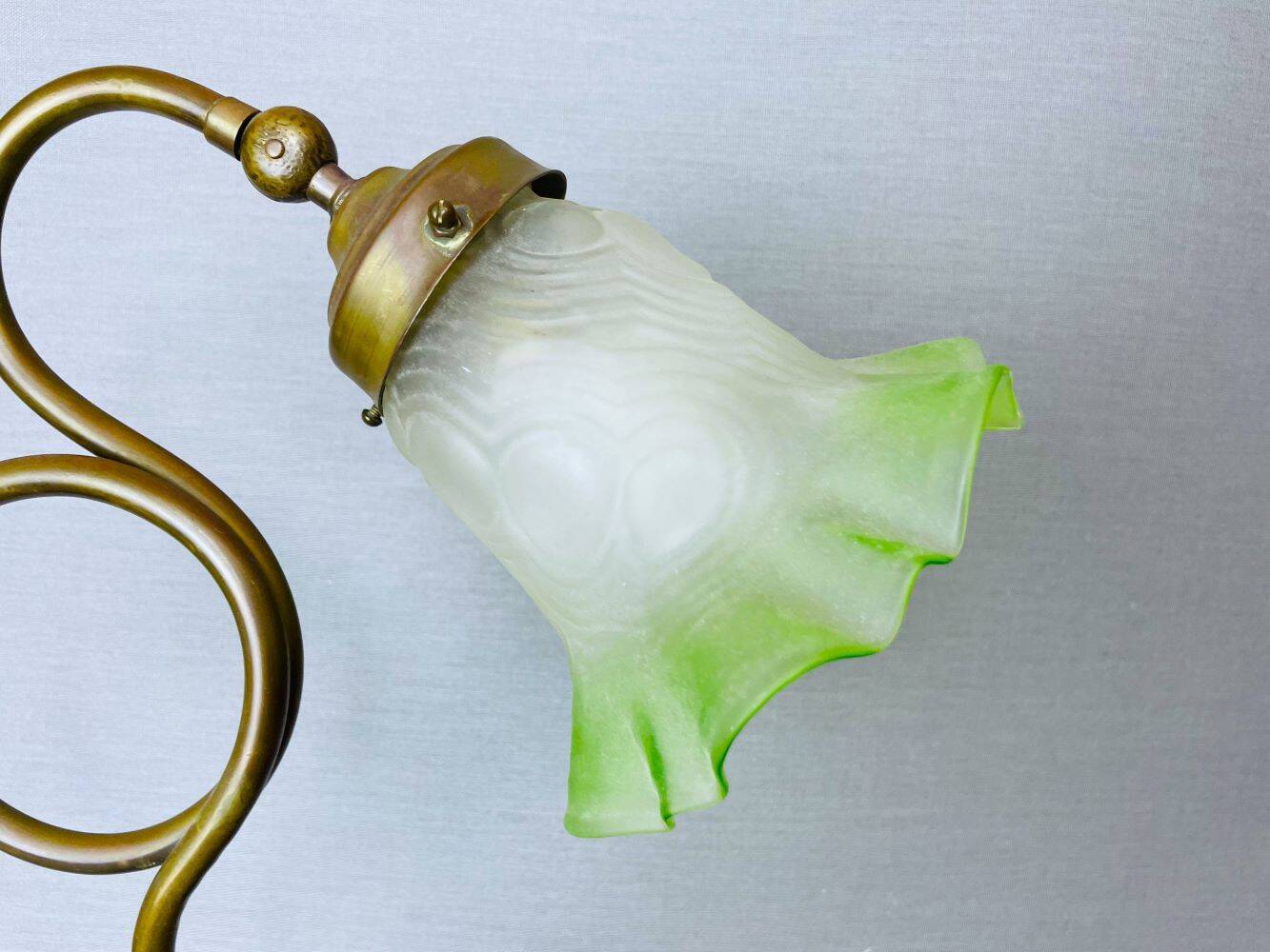 Portuguese 1930s green tulip glass table lamp