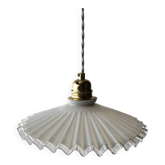 Suspension en opaline blanche dentelée