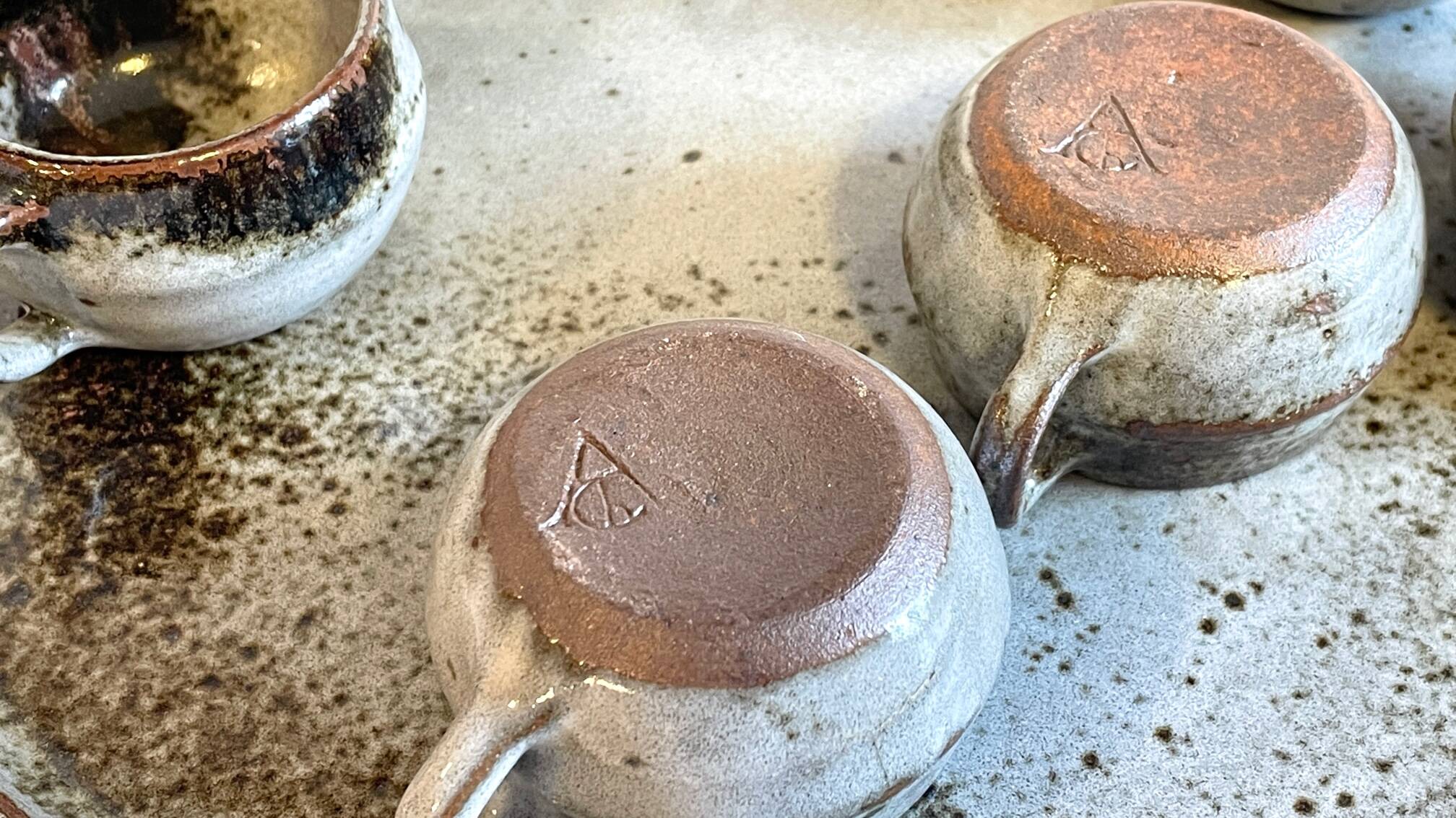 Enamelled stoneware tray and its 7 cups