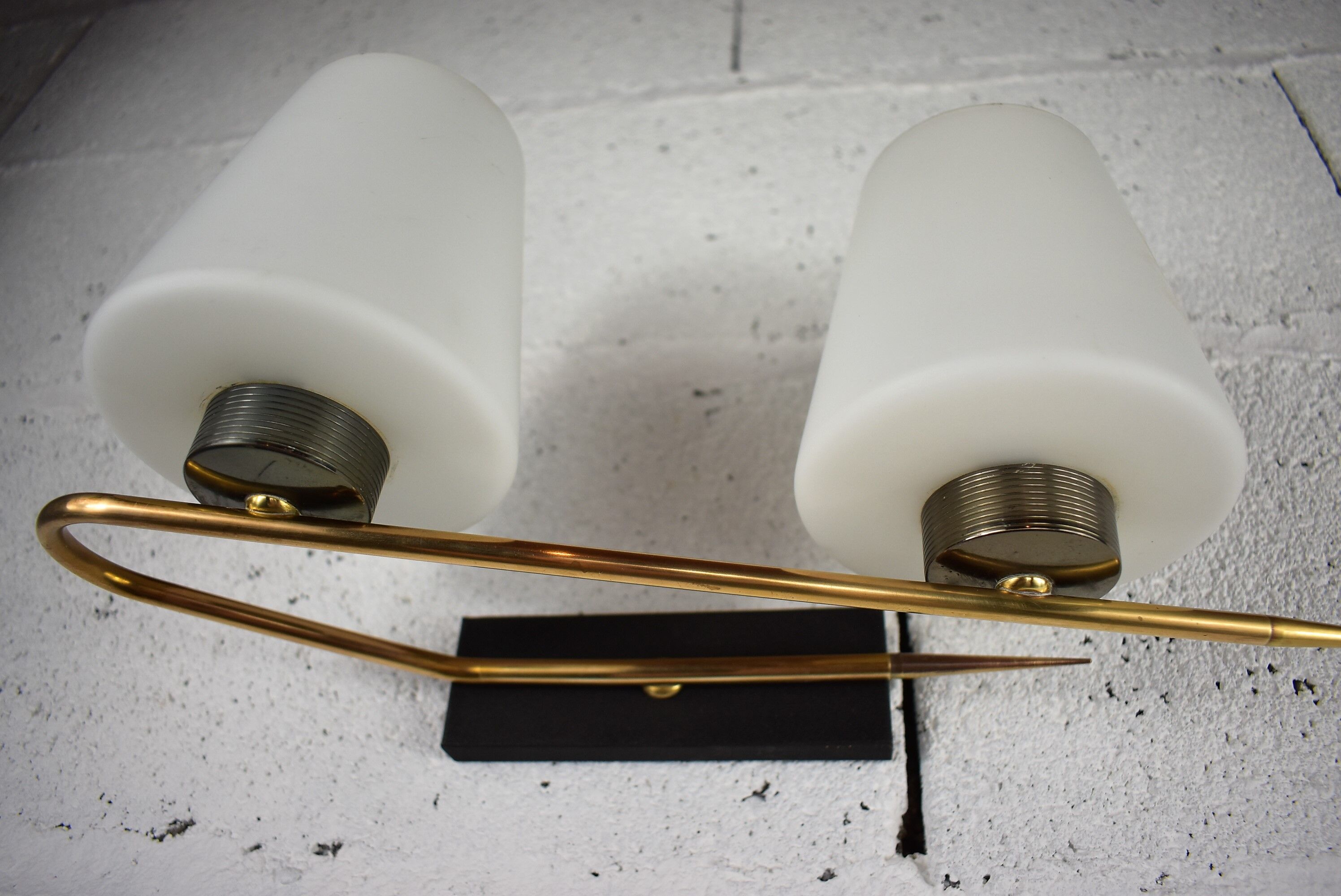 Apply Arlus white glass