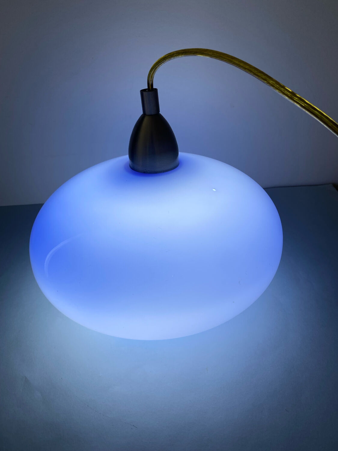 Blue opaline suspension