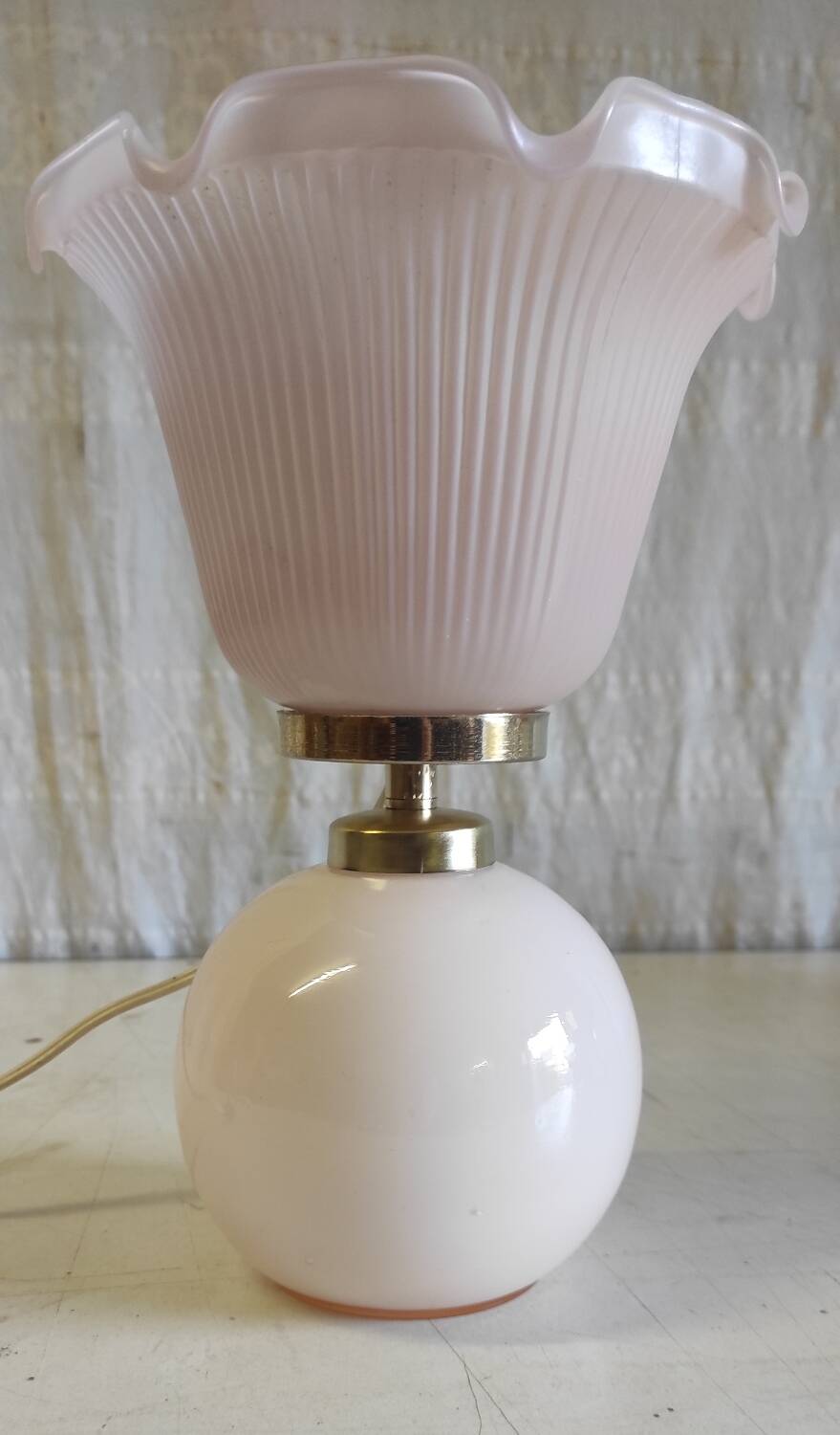 Lampe à poser en verre opalin rose - mid. XXeme