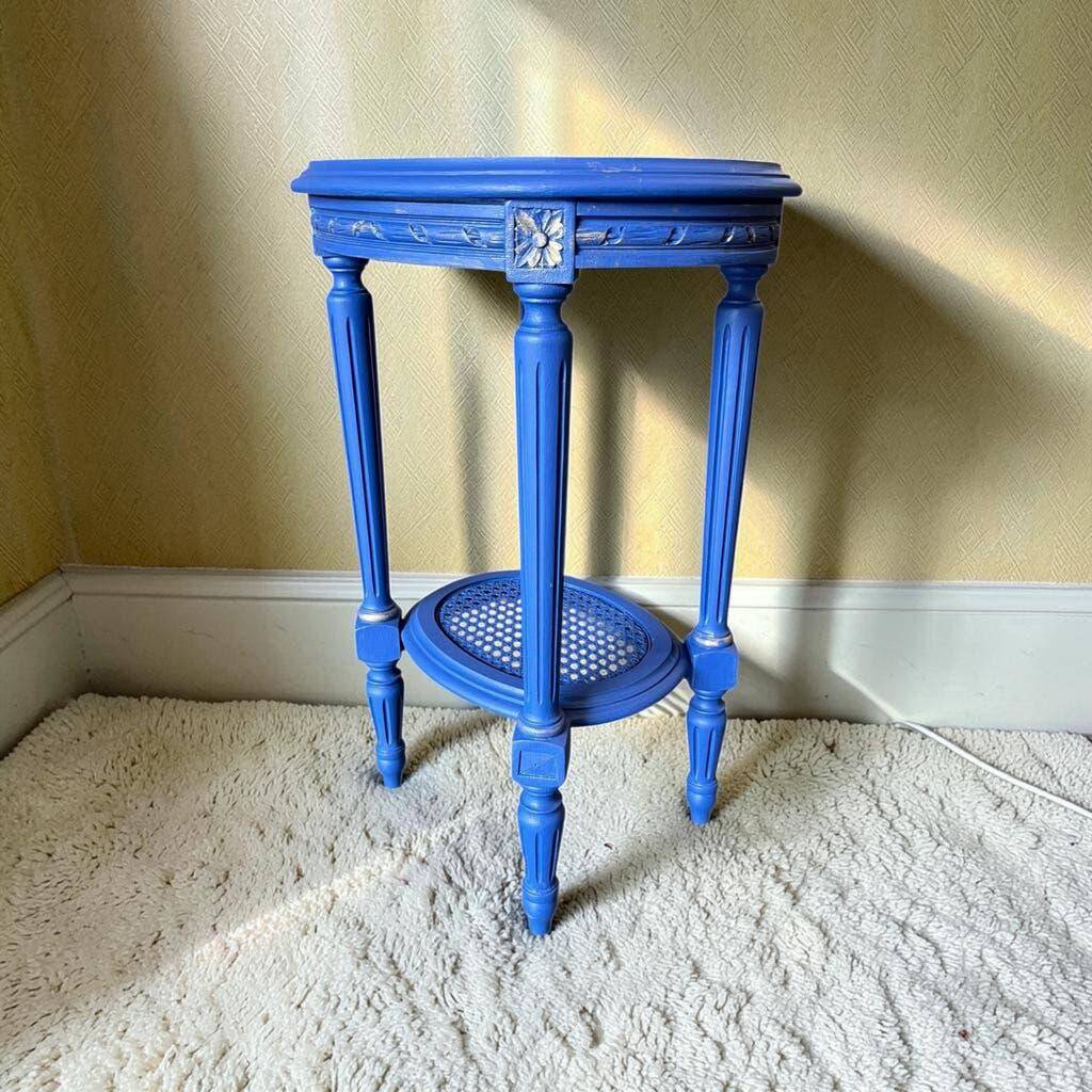 Table d'appoint ronde vintage en bois bleu / guéridon / support