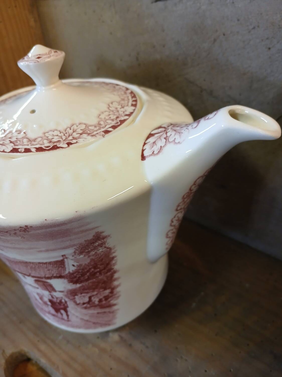 Antique coffee pot in Maastricht faience.