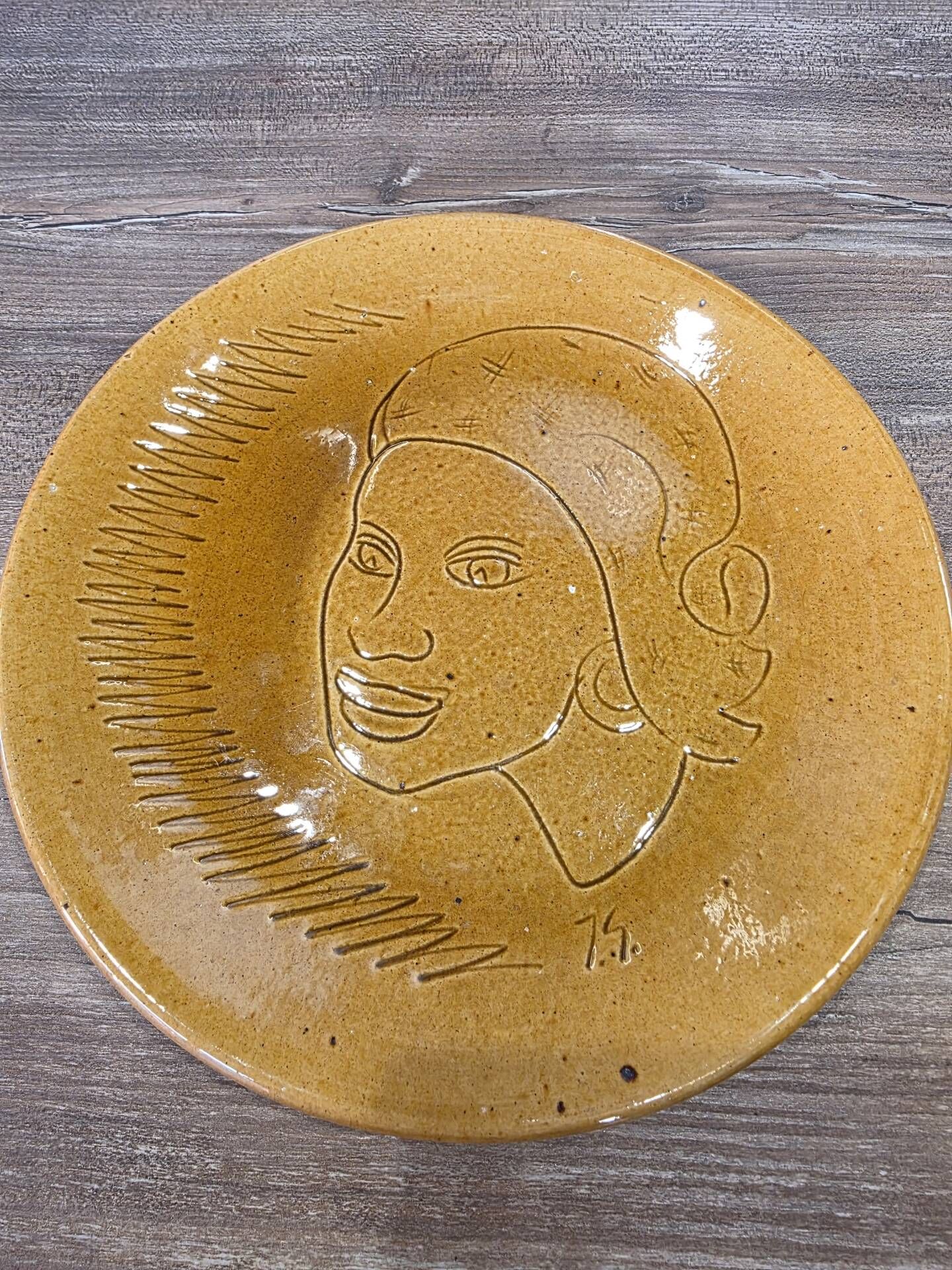 Plate of art Vallauris Foucard-Jourdan 1959 Incised profile decoration