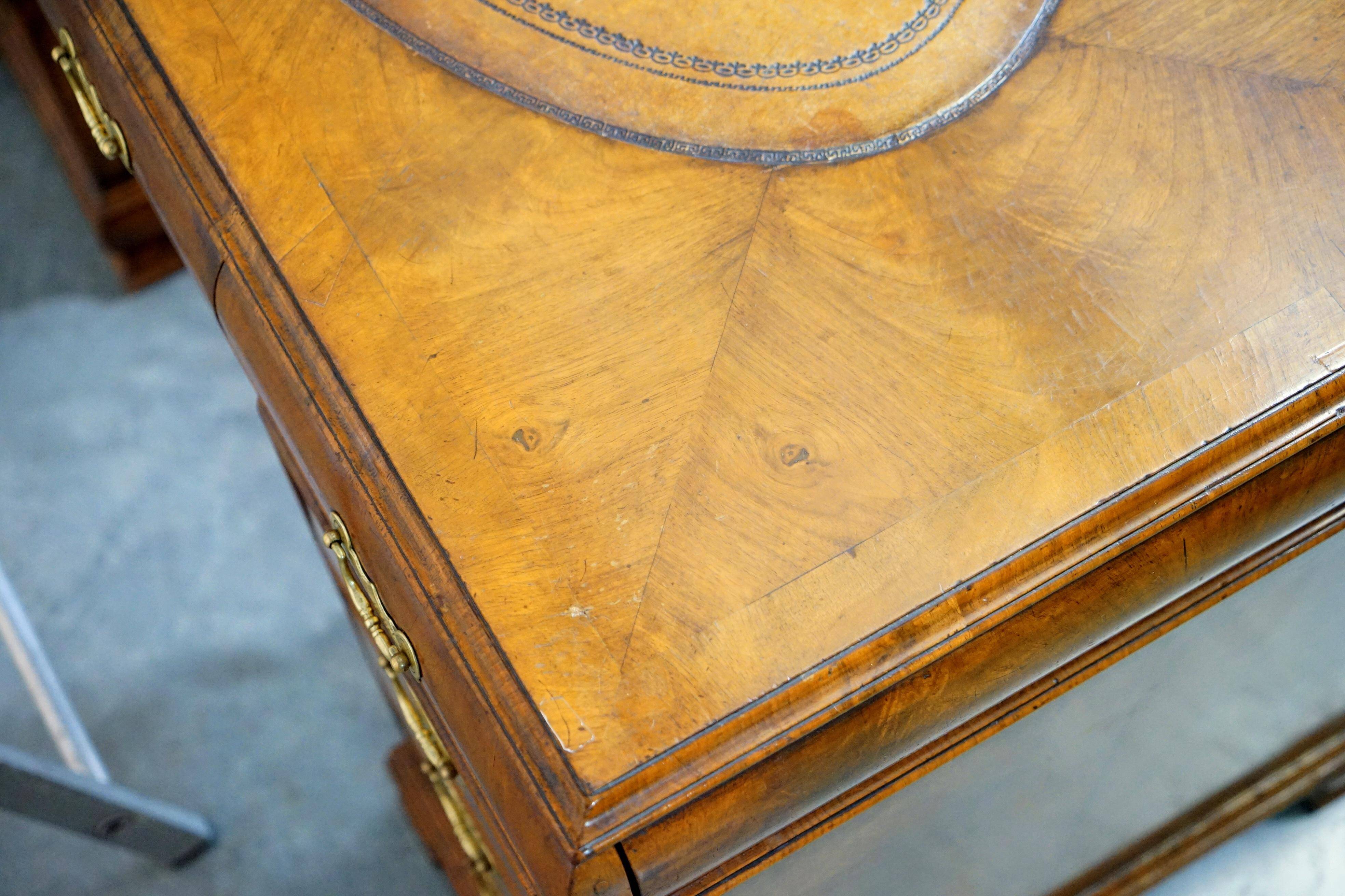 Bureau partenaire victorien en noyer burr avec cuir