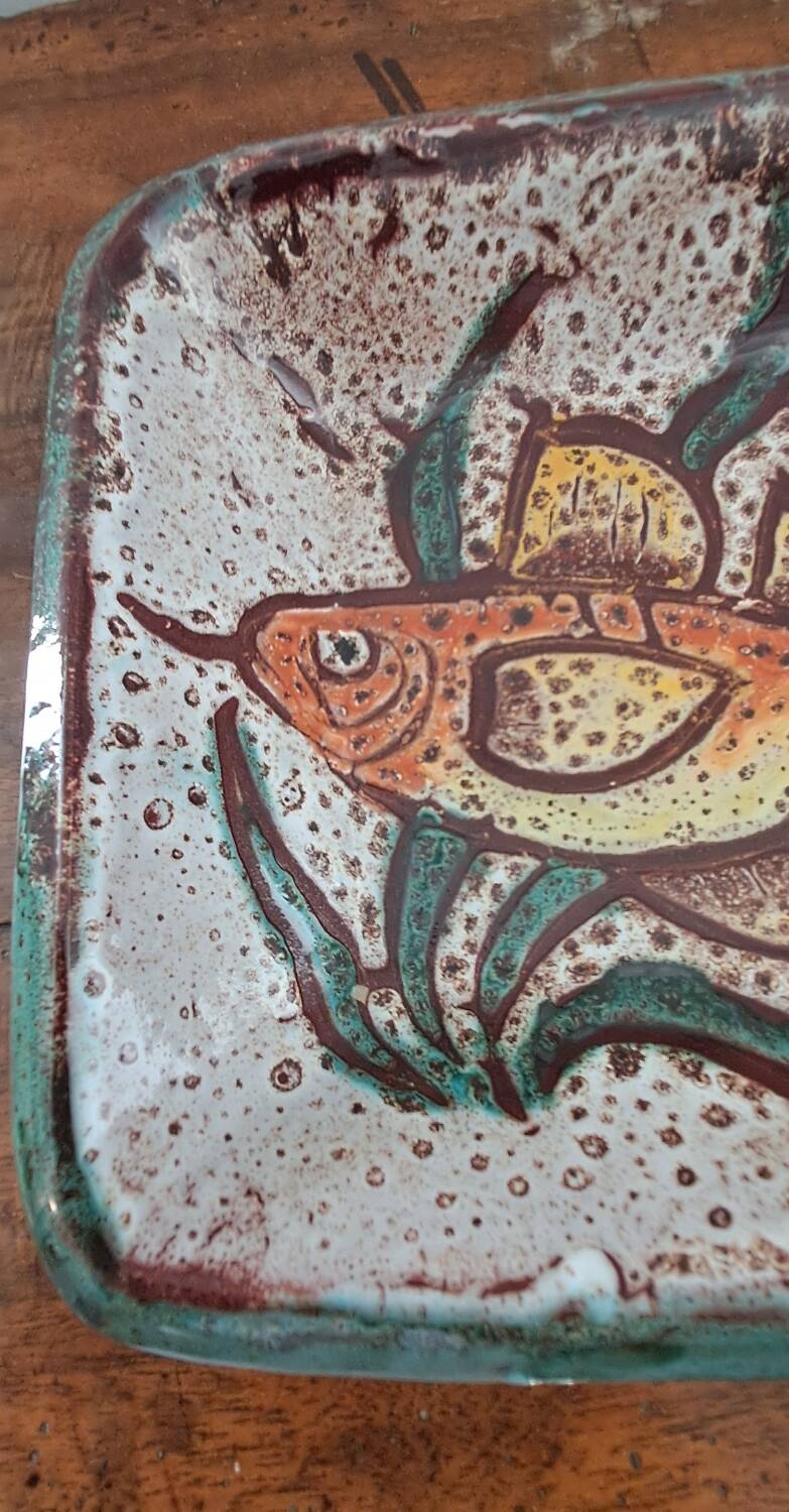Vallauris plate, fish decoration. Signature D.E.