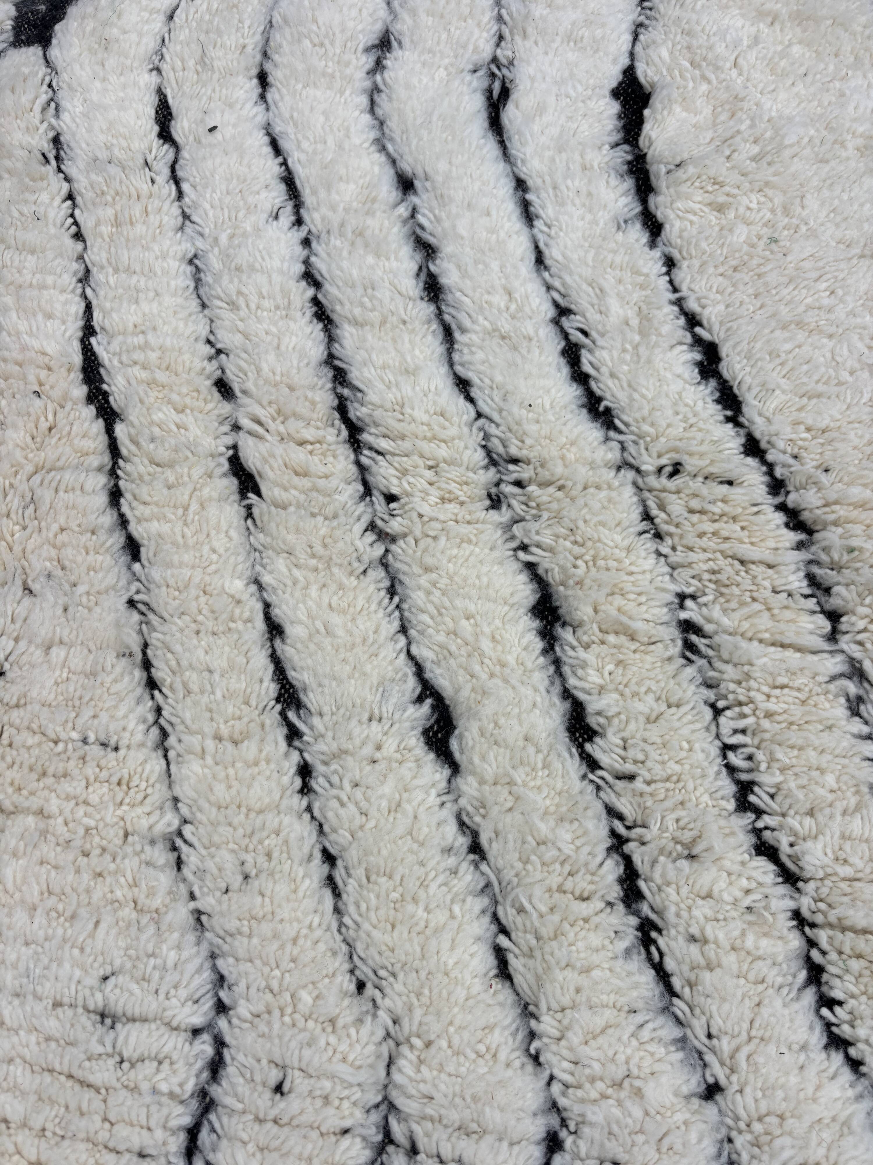 Large Beni Ouarain rug 190 × 300 cm – Graphic Berber rug in wool fa