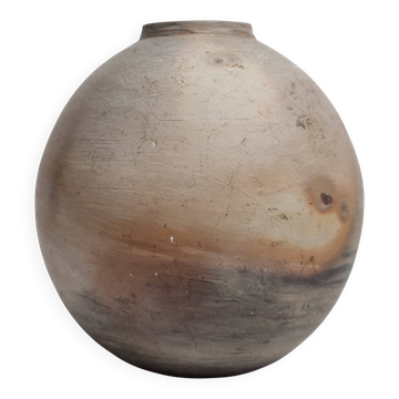 Vase boule en céramique brute cuisson enfumée signé, fin XXe siècle