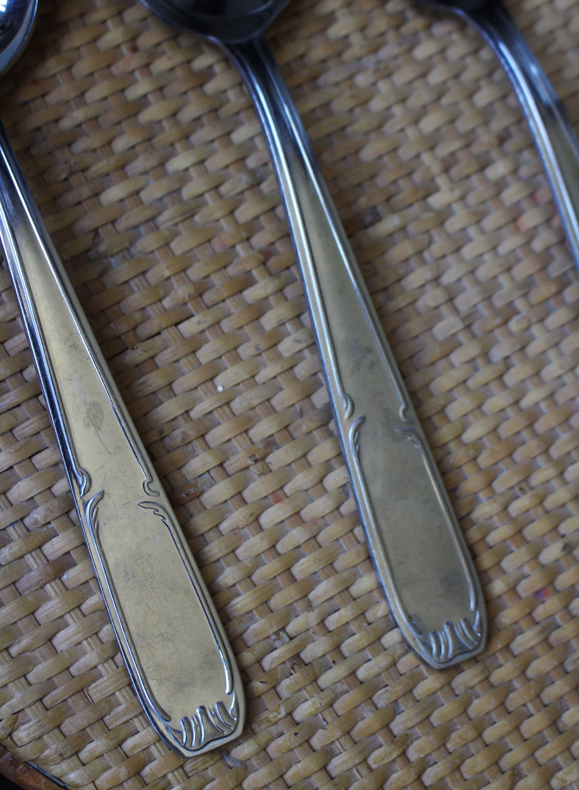 Lot 4 spoons metal decorations