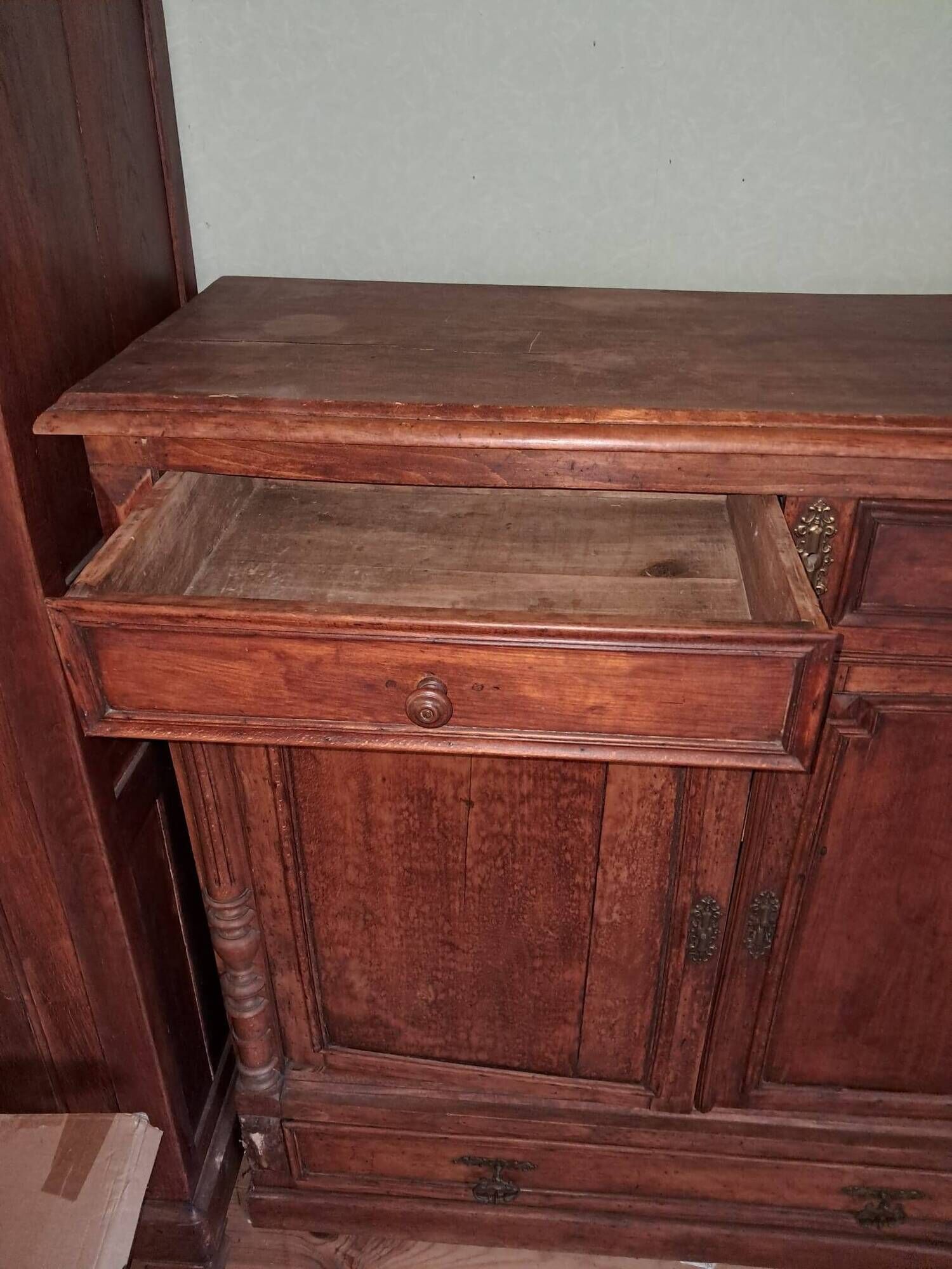 Rustic furniture for holiday homes and country houses.