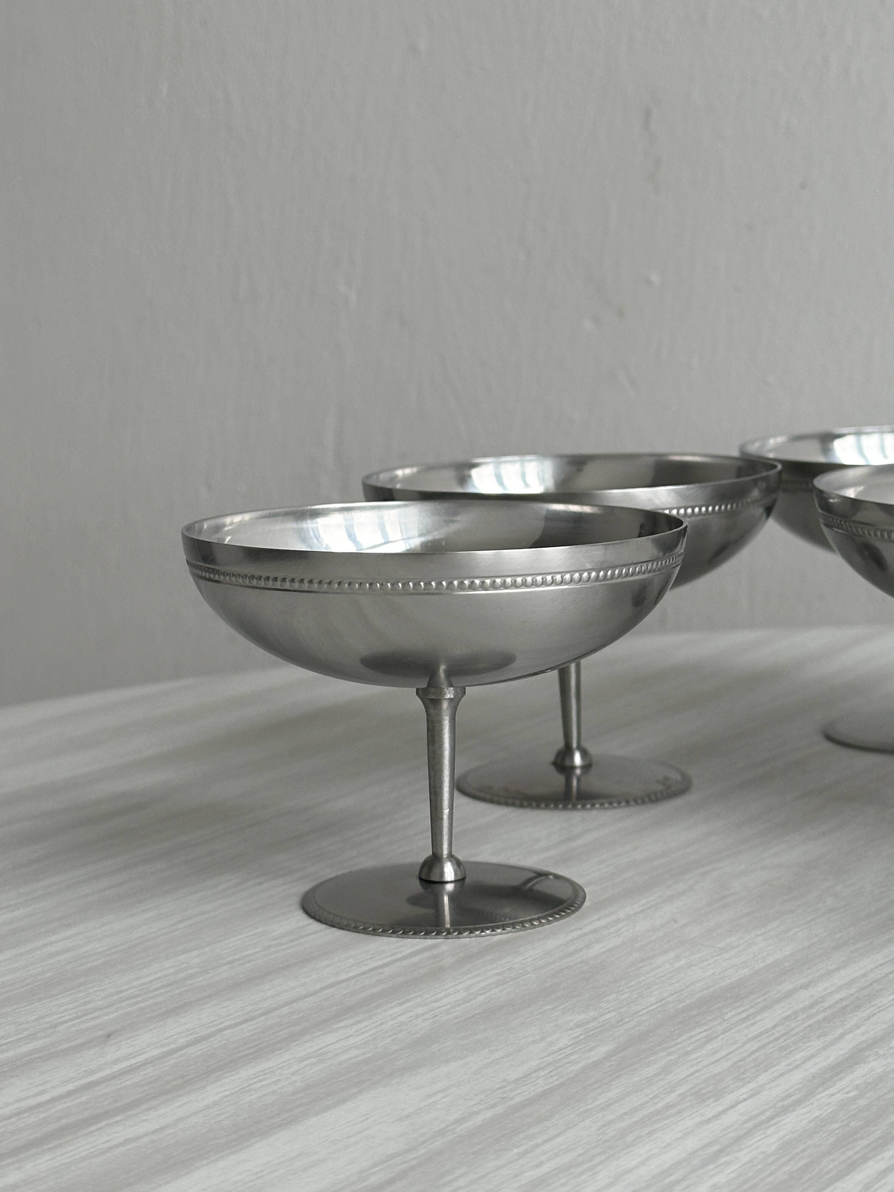 Set of 6 metal footed bowls in shiny finish.