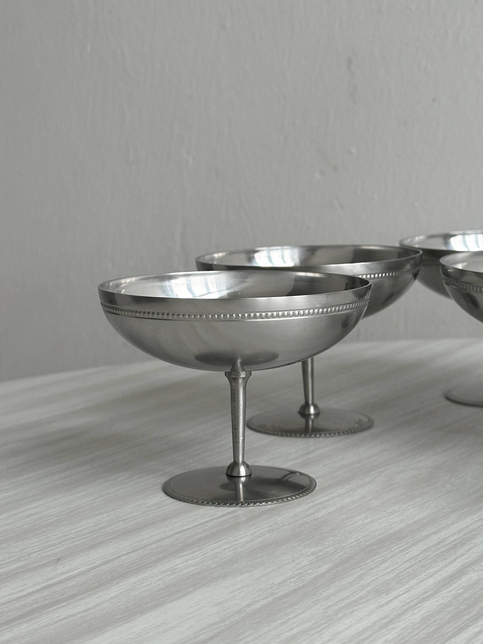 Set of 6 metal footed bowls in shiny finish.