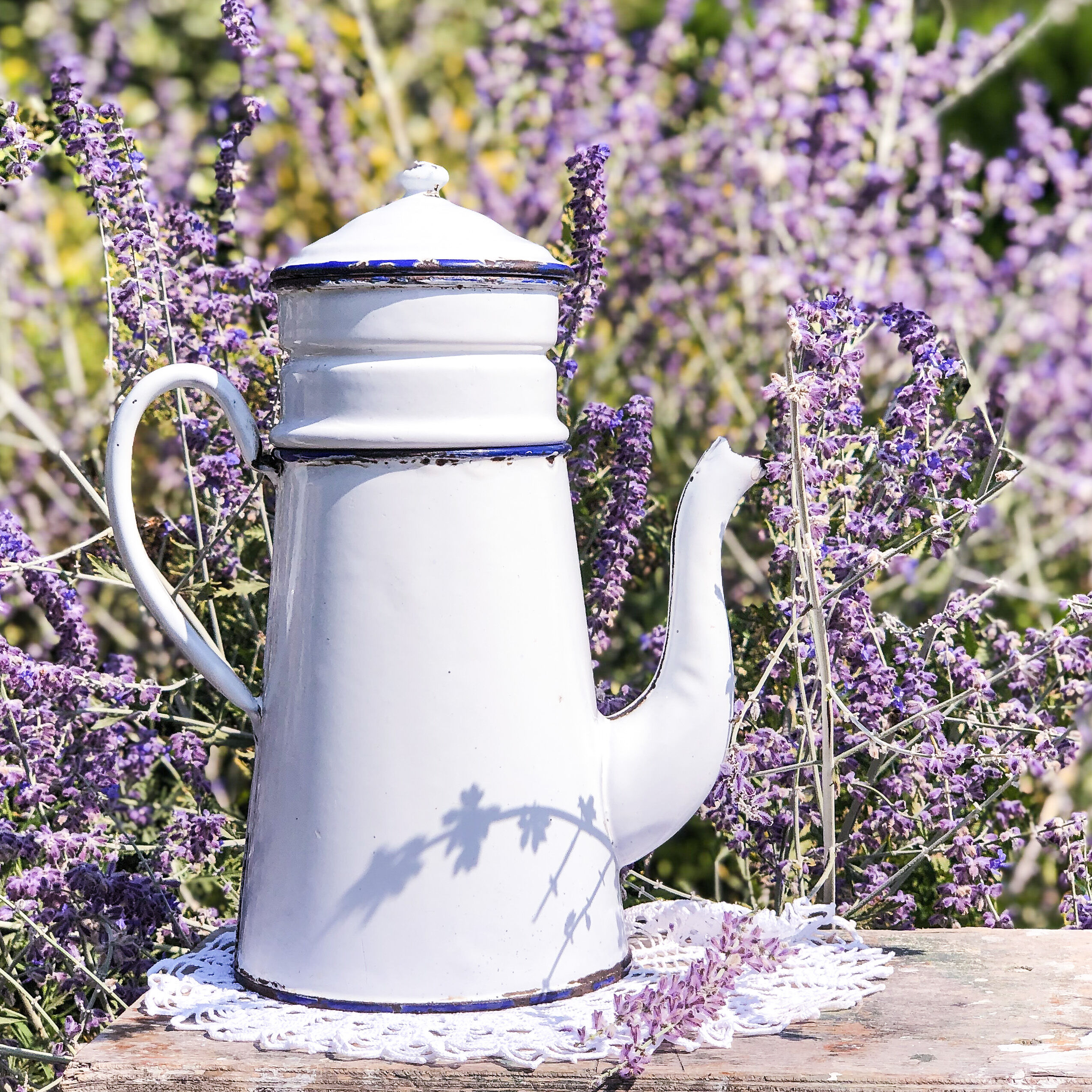 Old coffee maker in enamelled sheet metal
