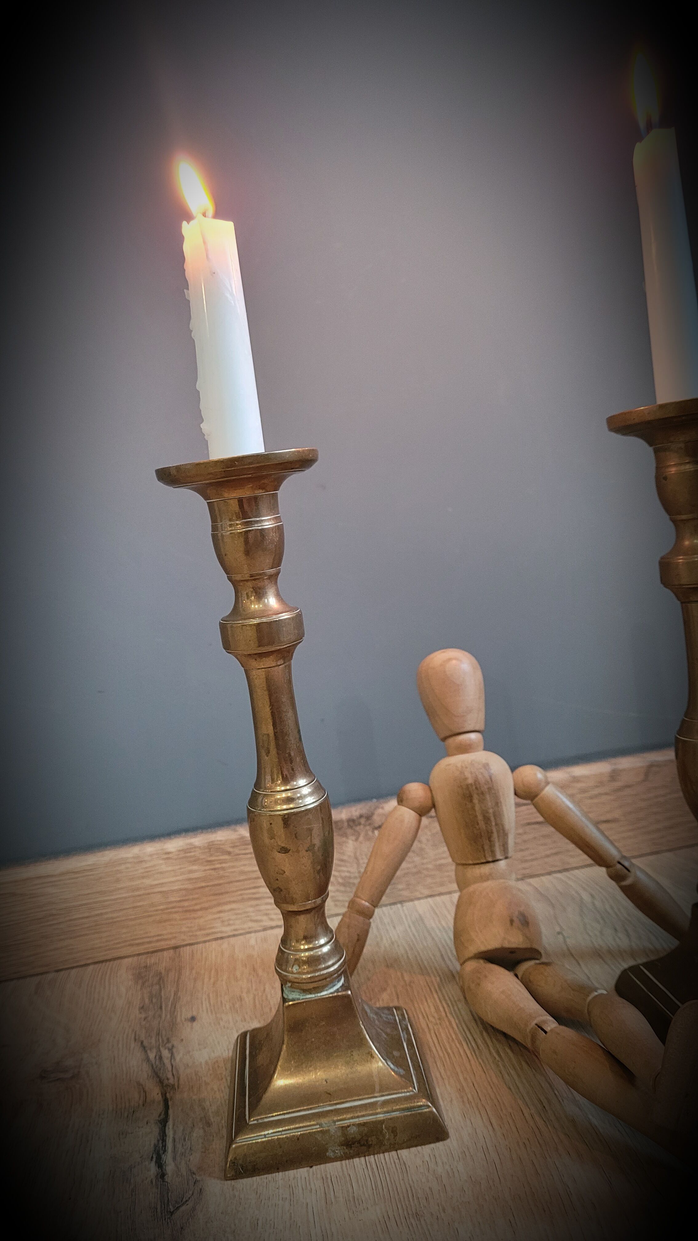 Duo of brass candlesticks 60