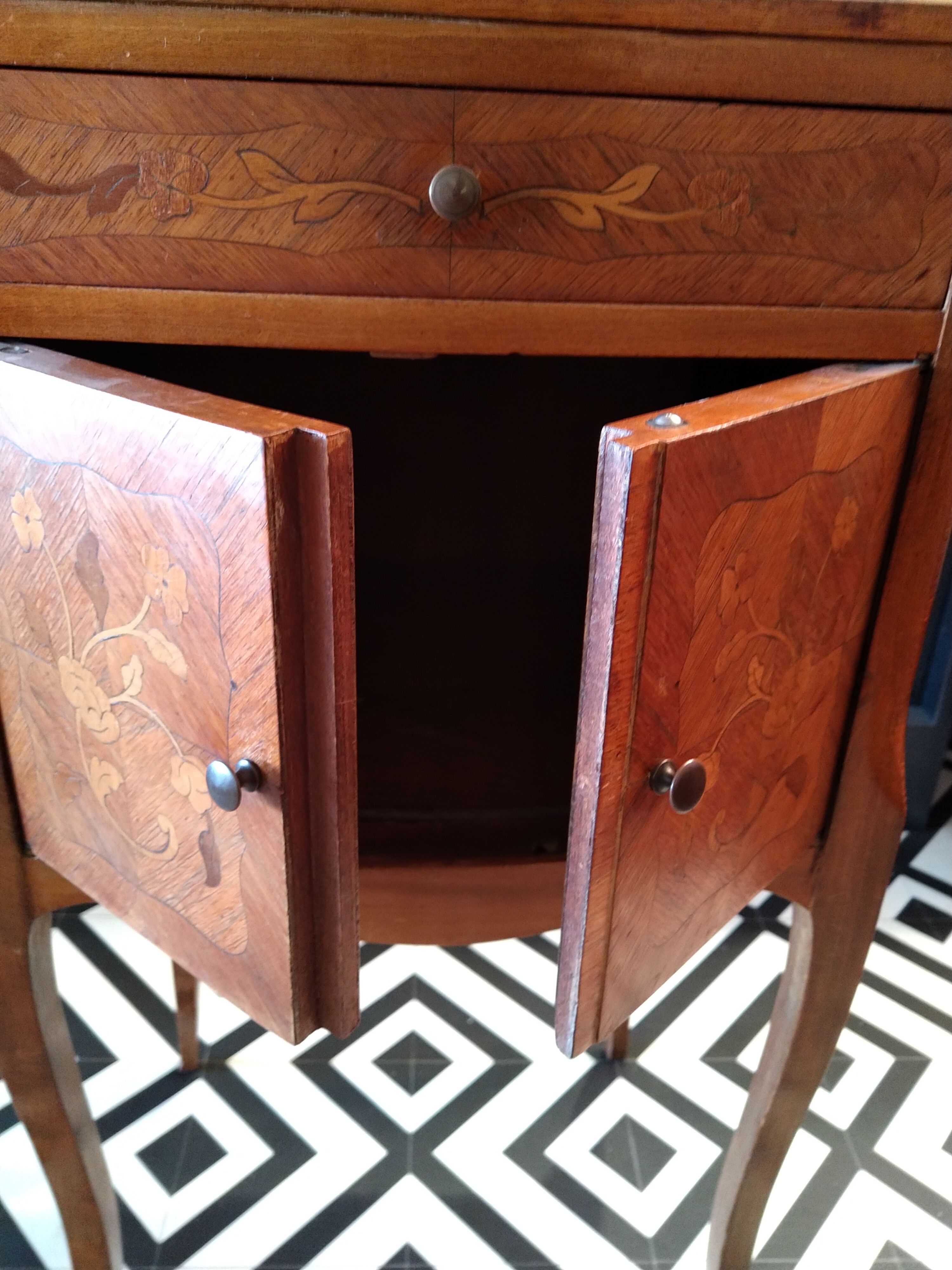 Bedside style transition floral décor