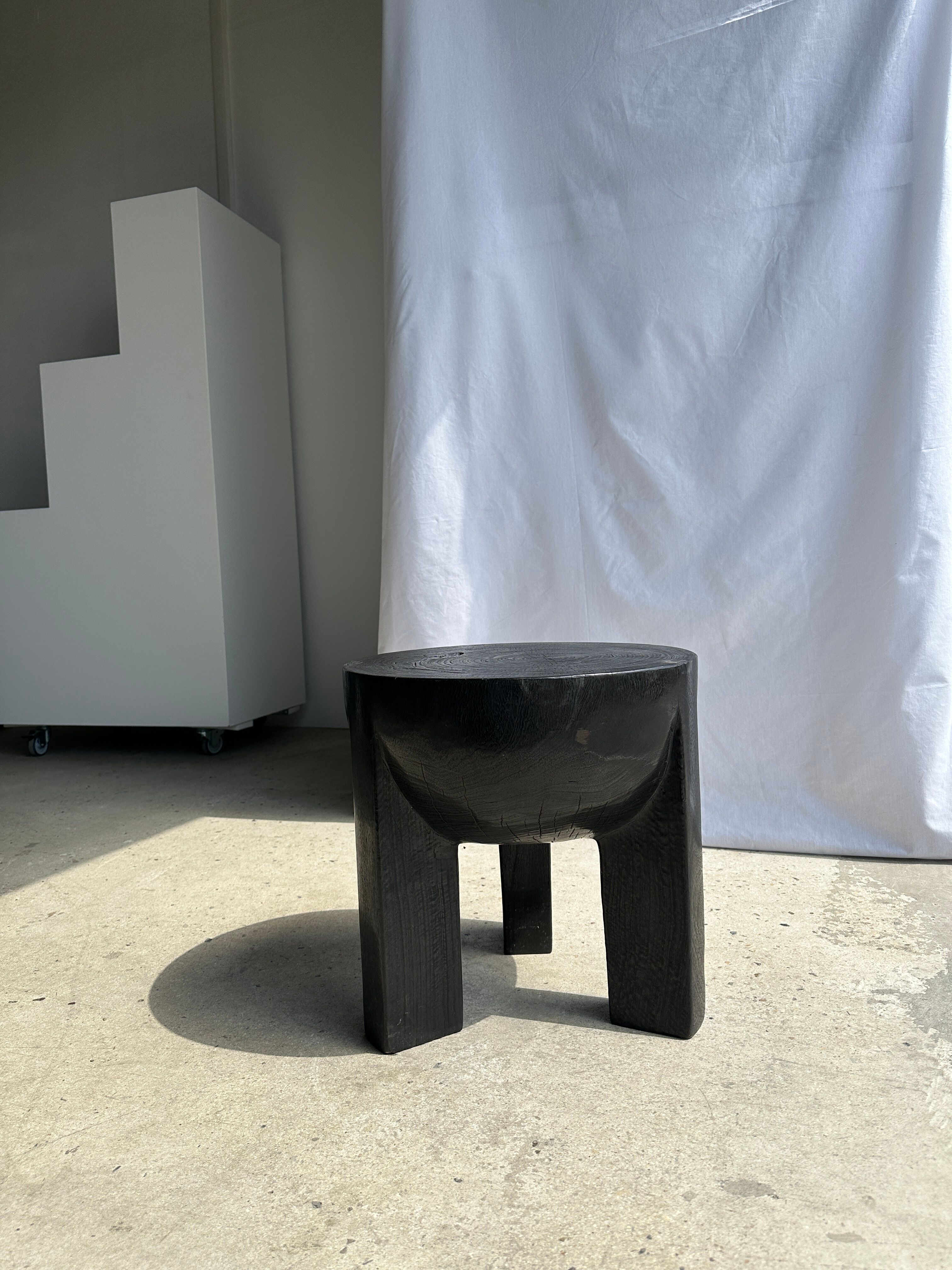 Black mango wood tripod side table with a semi-spherical top, height: 45 cm, diameter: 44 cm.