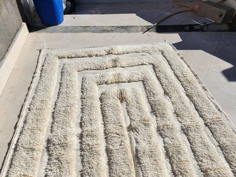 Moroccan rug in natural wool 200cm x 300cm