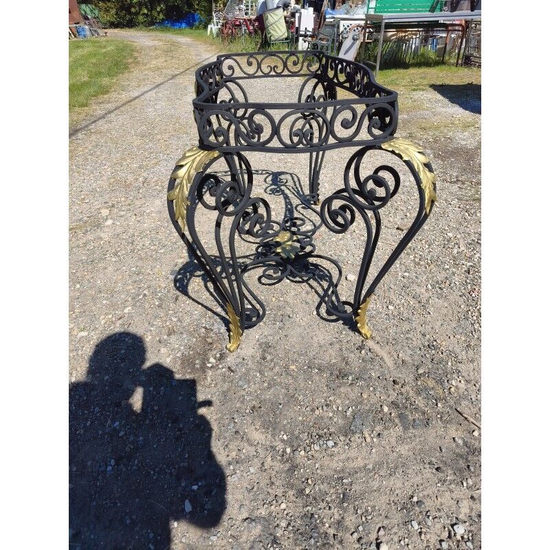 19th-century butcher's table made of wrought iron and twisted.
