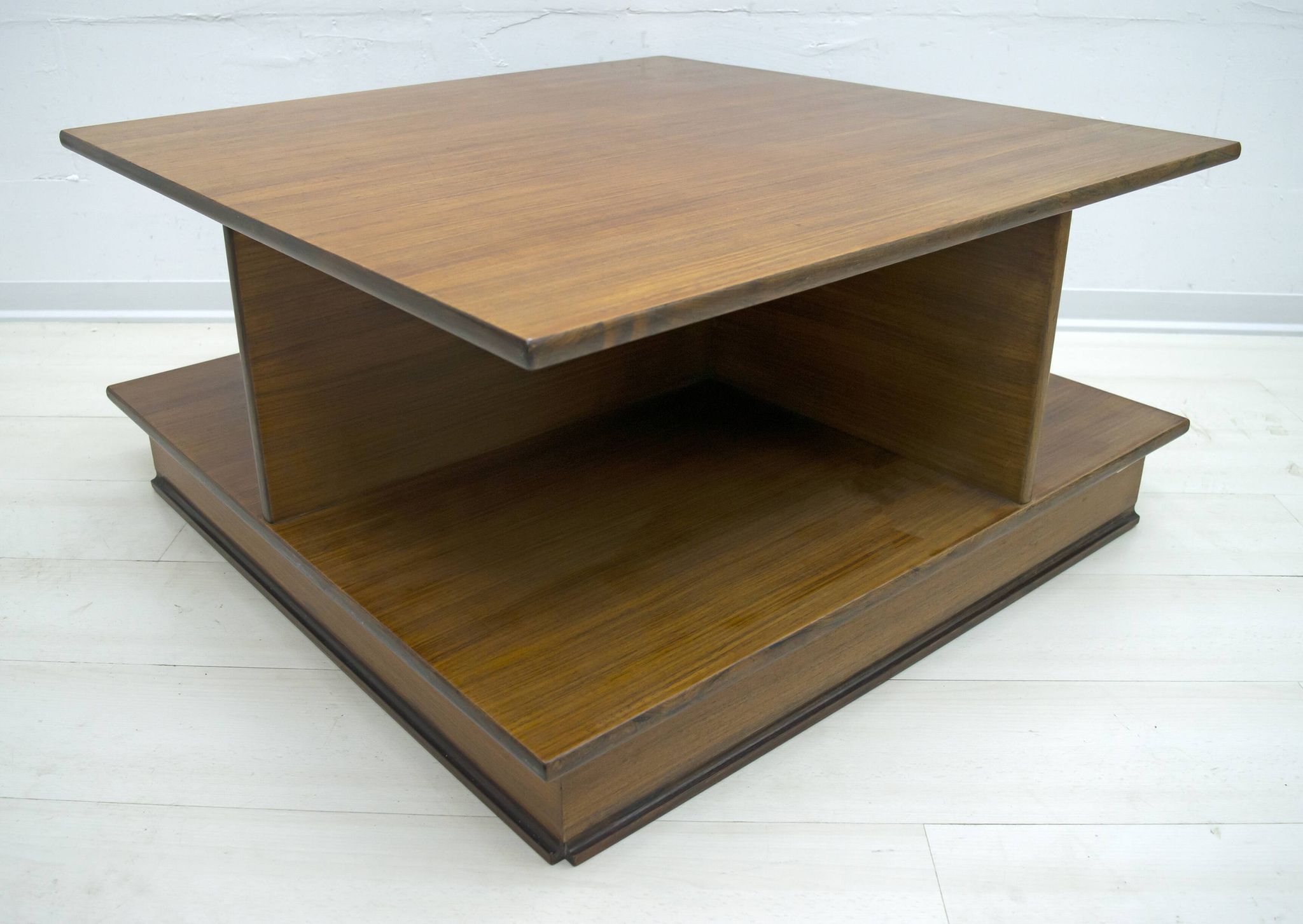 Table basse italienne en noyer de style moderne du milieu du siècle de F.Lli Saporiti, années 1960