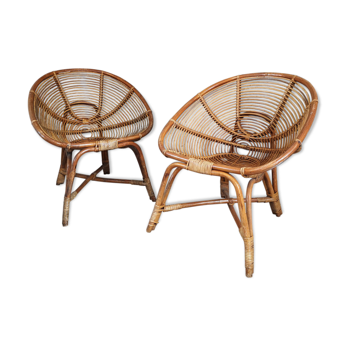 Paire de fauteuils coquille en osier