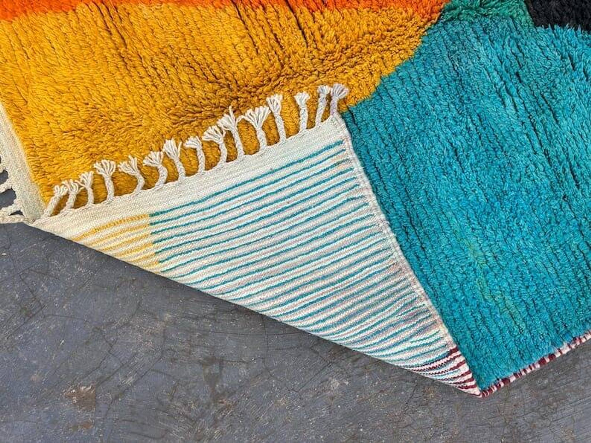 Handmade traditional Moroccan Berber rug size 150 x 250 cm