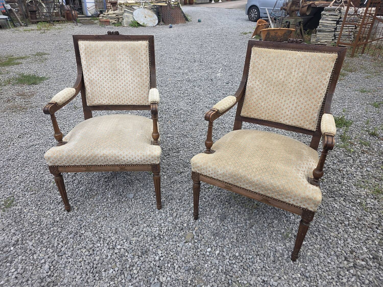 Paire de fauteuils style Louis XVI