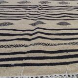 Tapis beige et noir traditionnel tissé à la main