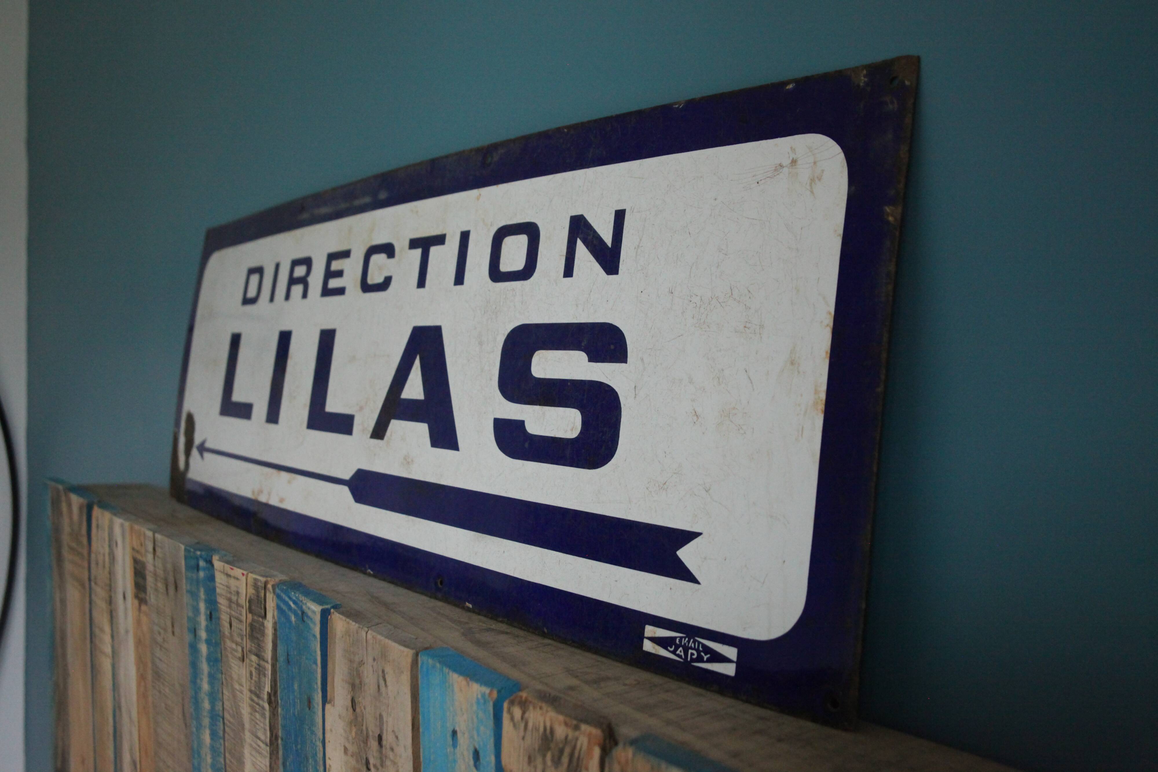 Enamelled plaque of the Paris metro towards Lilas