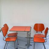 Table en formica orange et 4 chaises