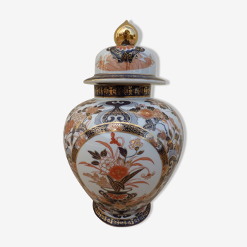 Vase en faience et son couvercle de style chinois à motif fleurs